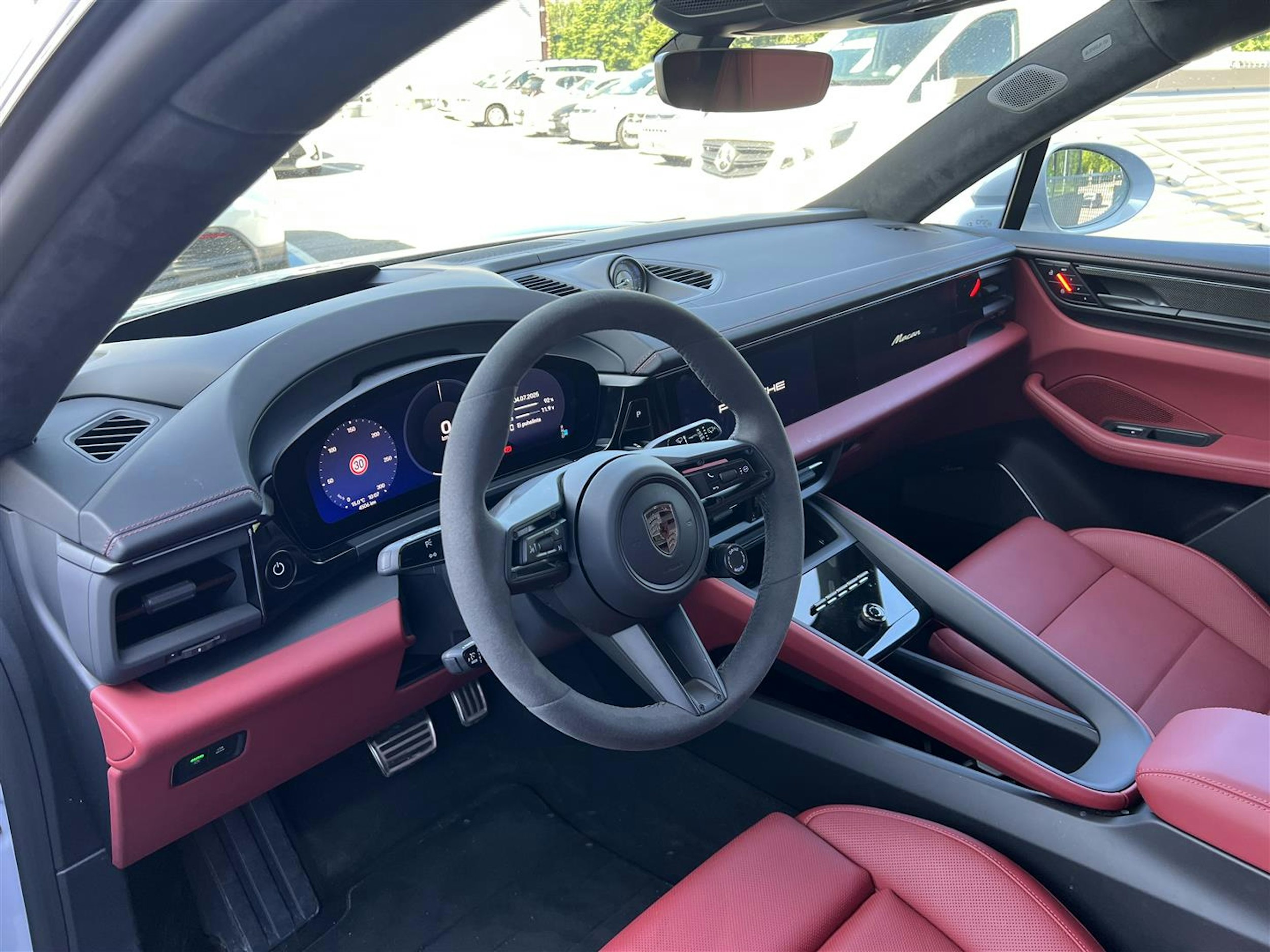 Harmaa Porsche Macan 2024 kuva 3.