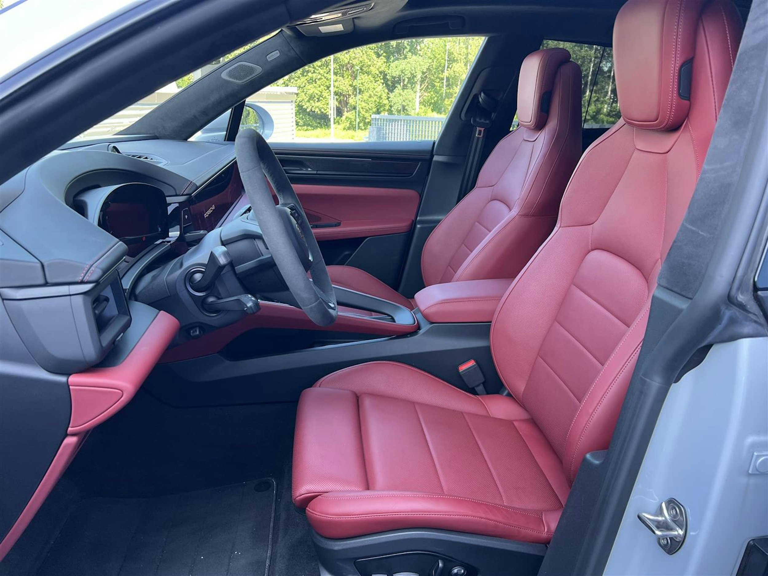 Harmaa Porsche Macan 2024 kuva 4.