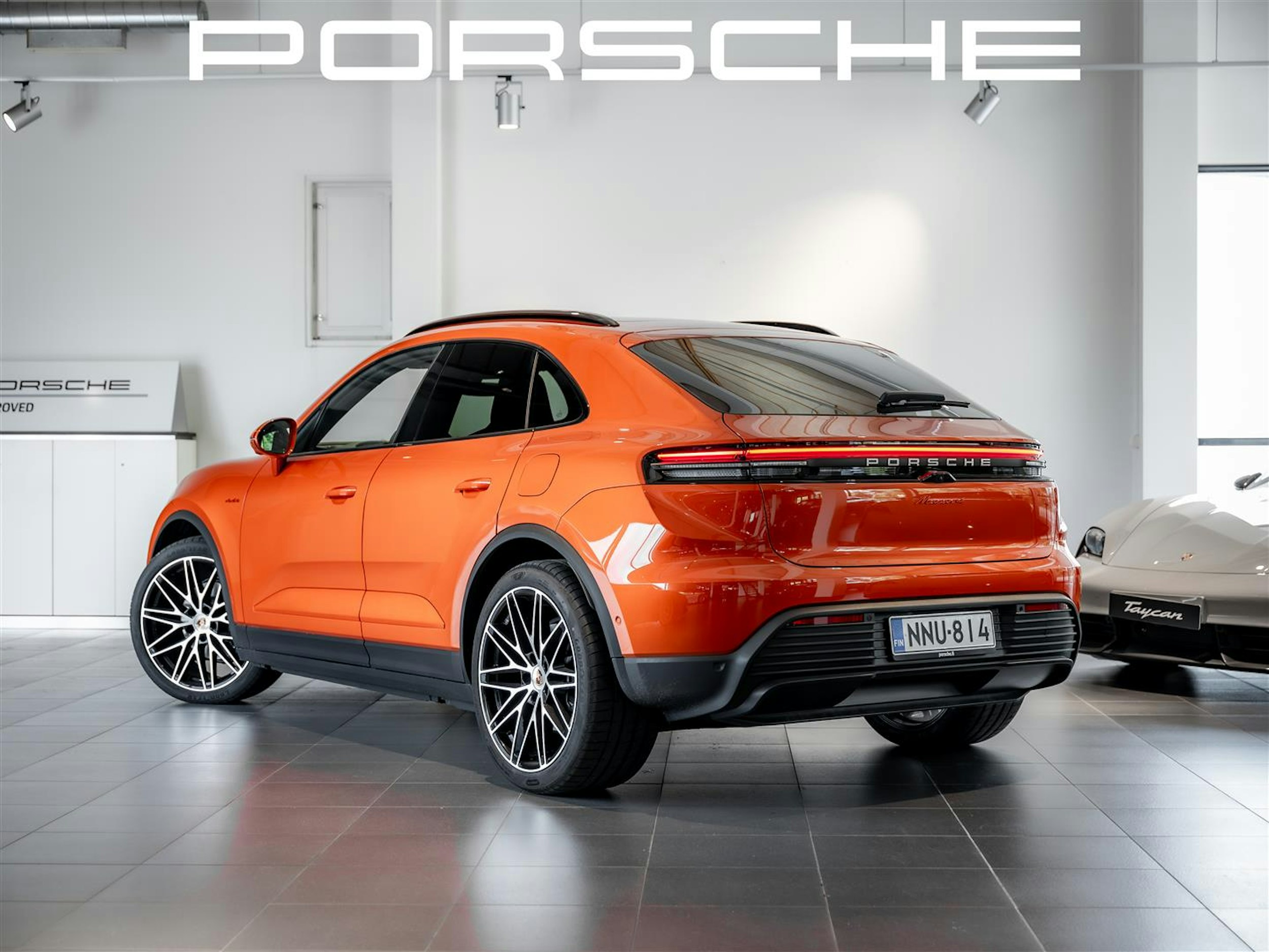 oranssi Porsche Macan 2024 kuva 5.