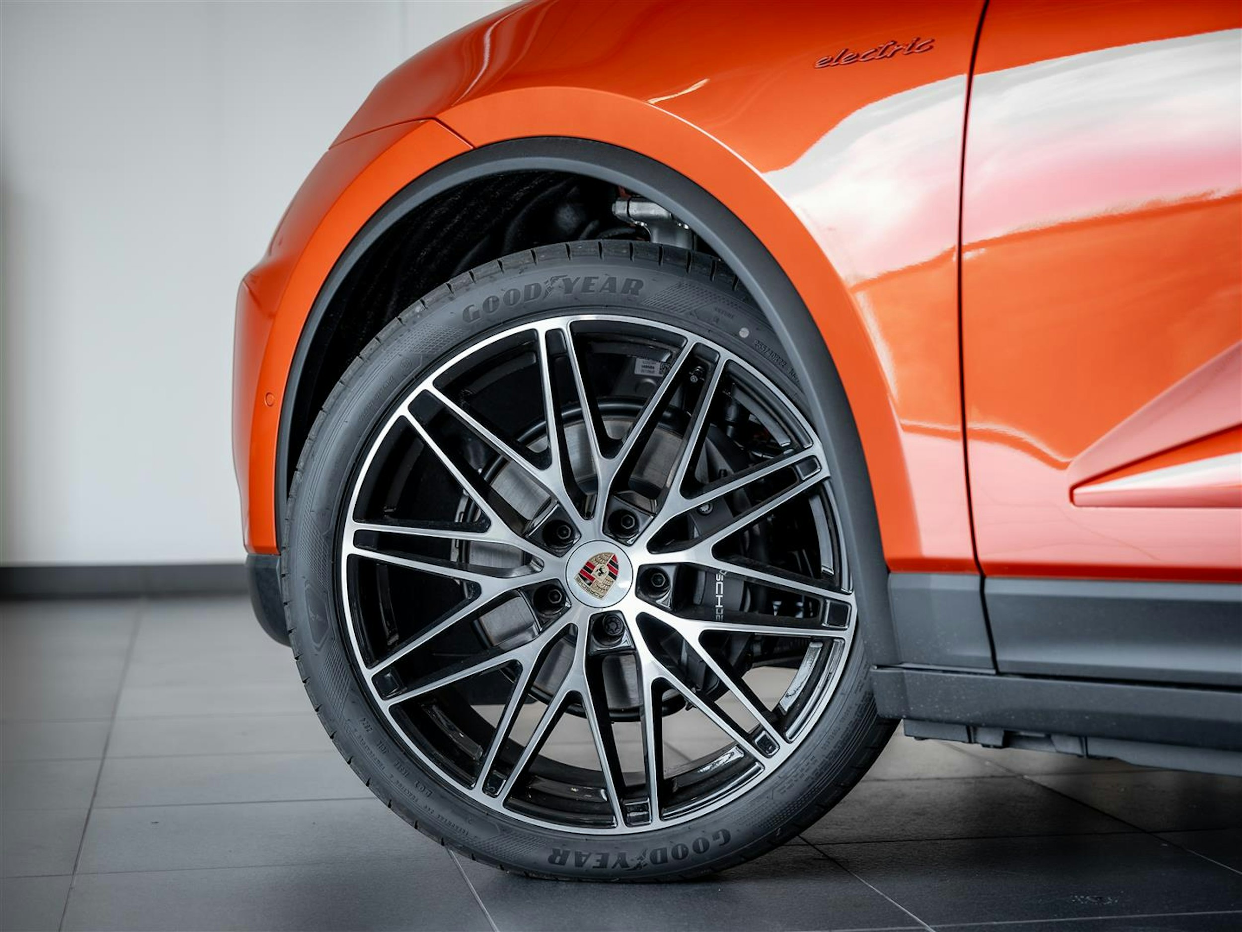 oranssi Porsche Macan 2024 kuva 8.