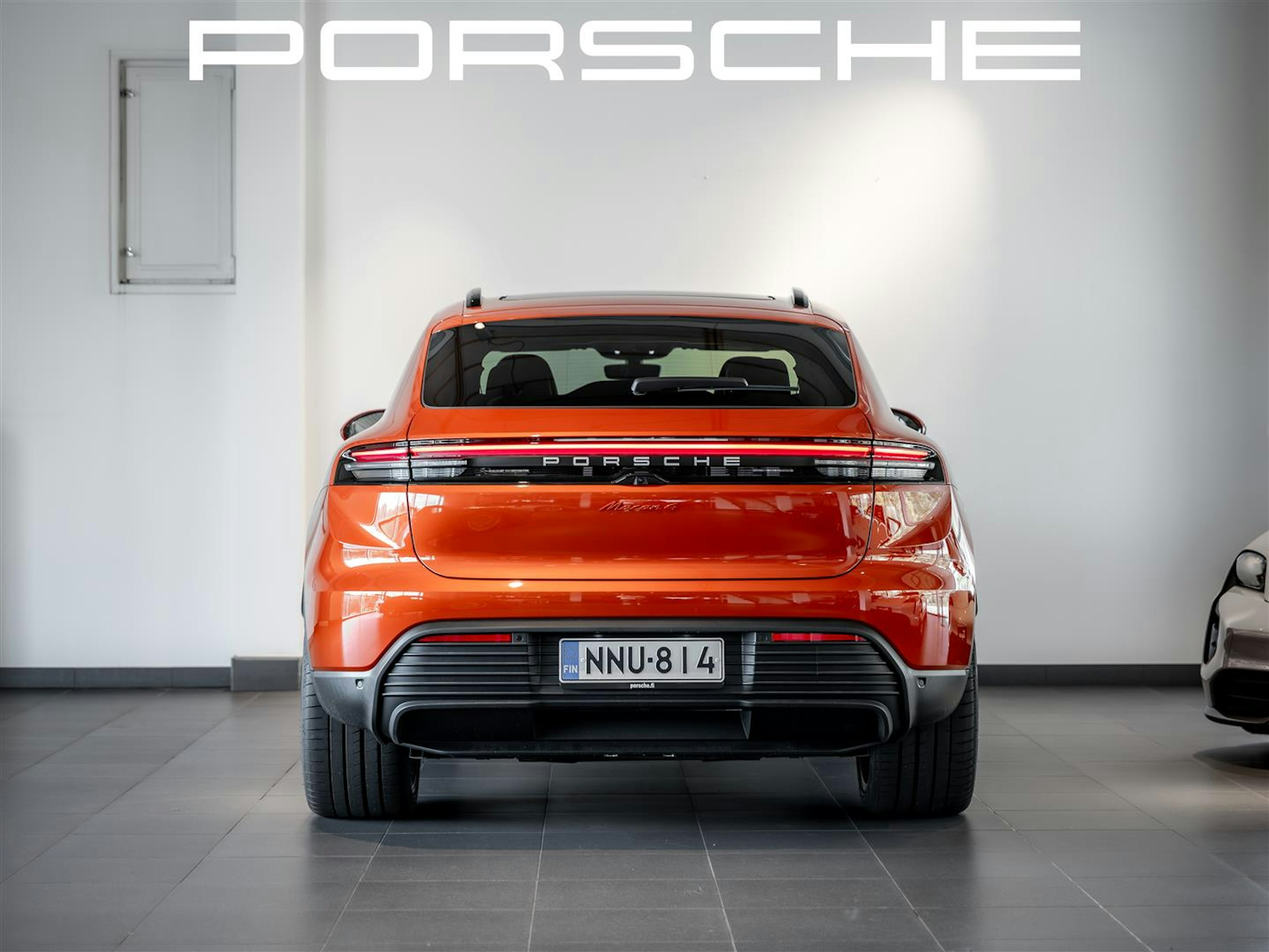 oranssi Porsche Macan 2024 kuva 9.