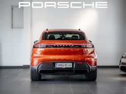 oranssi Porsche Macan 2024 kuva 9.