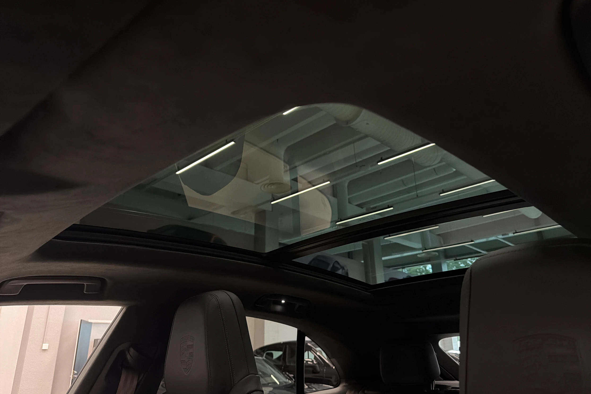 harmaa Porsche Macan 2024 kuva 16.