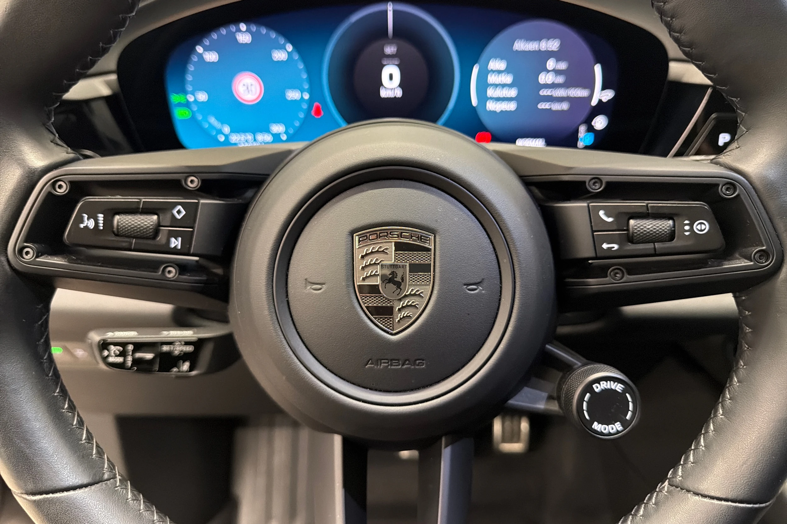 harmaa Porsche Macan 2024 kuva 18.