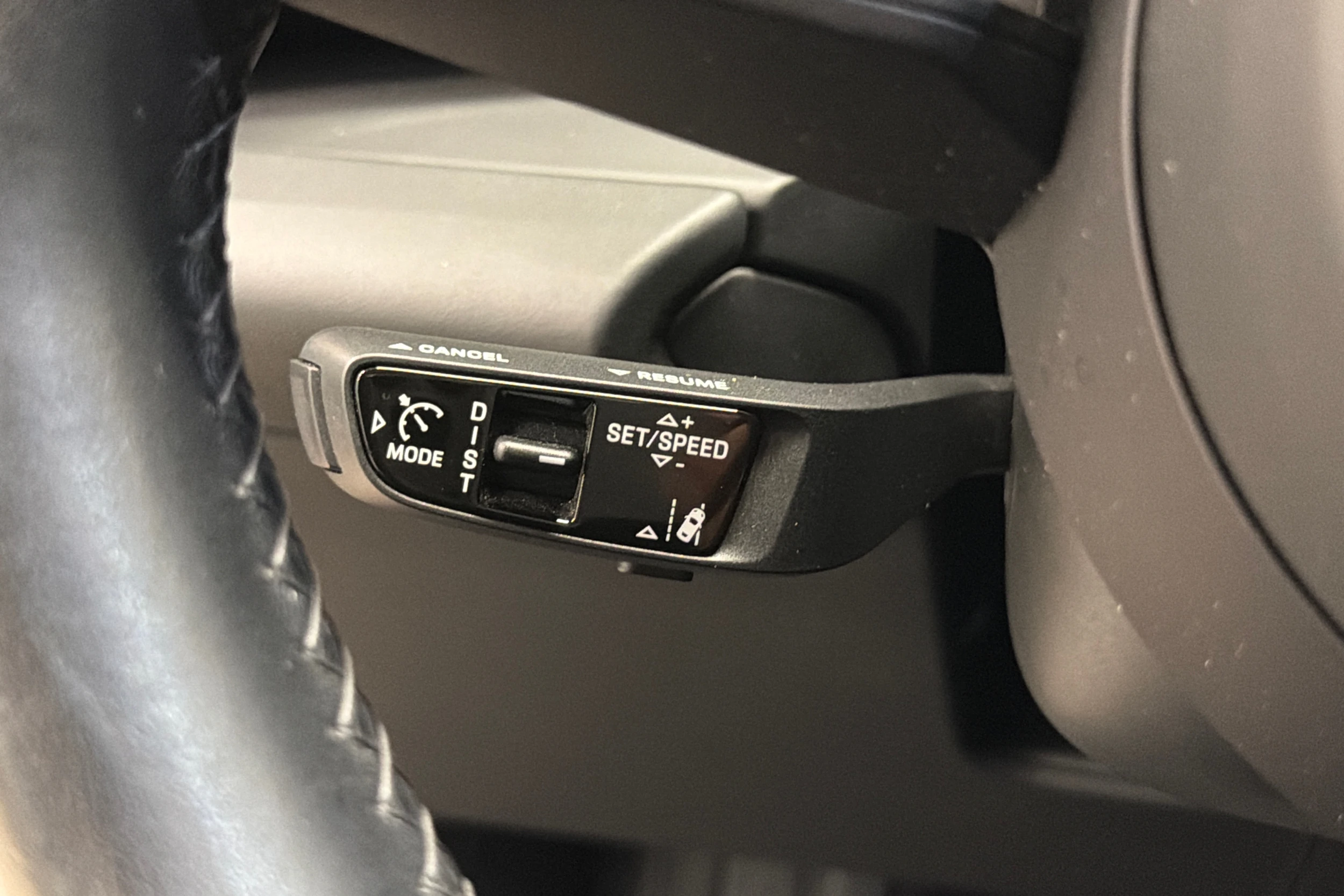 harmaa Porsche Macan 2024 kuva 19.