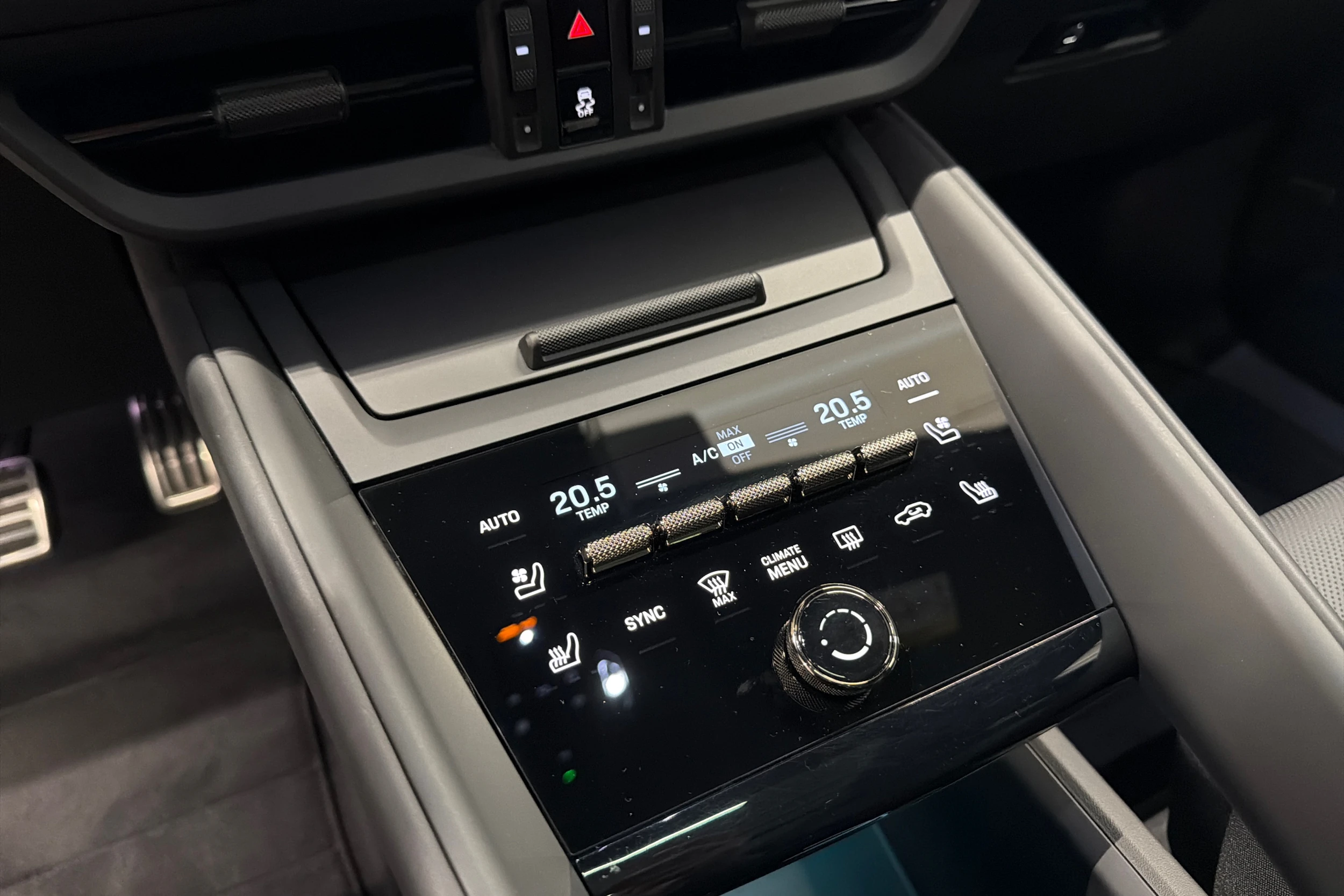 harmaa Porsche Macan 2024 kuva 21.