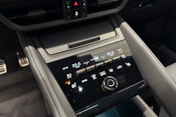 harmaa Porsche Macan 2024 kuva 21.