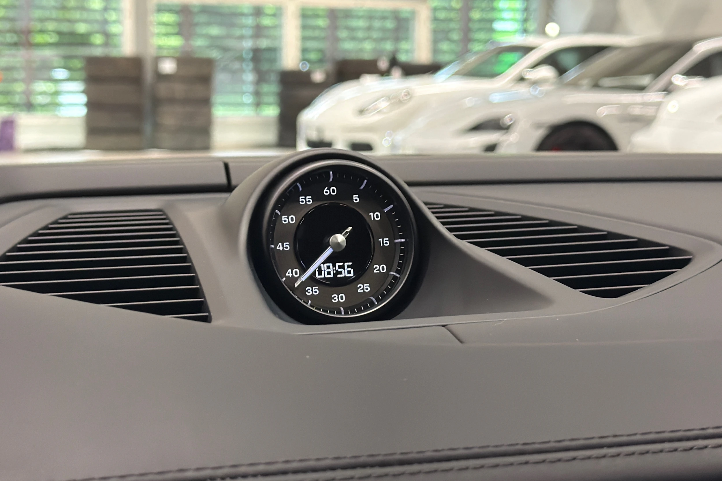 harmaa Porsche Macan 2024 kuva 24.