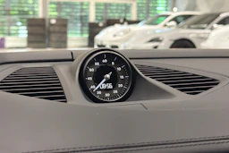 harmaa Porsche Macan 2024 kuva 24.