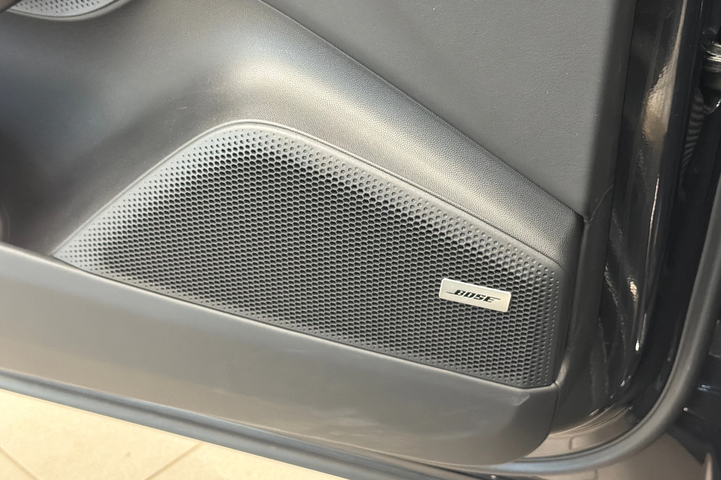harmaa Porsche Macan 2024 kuva 25.