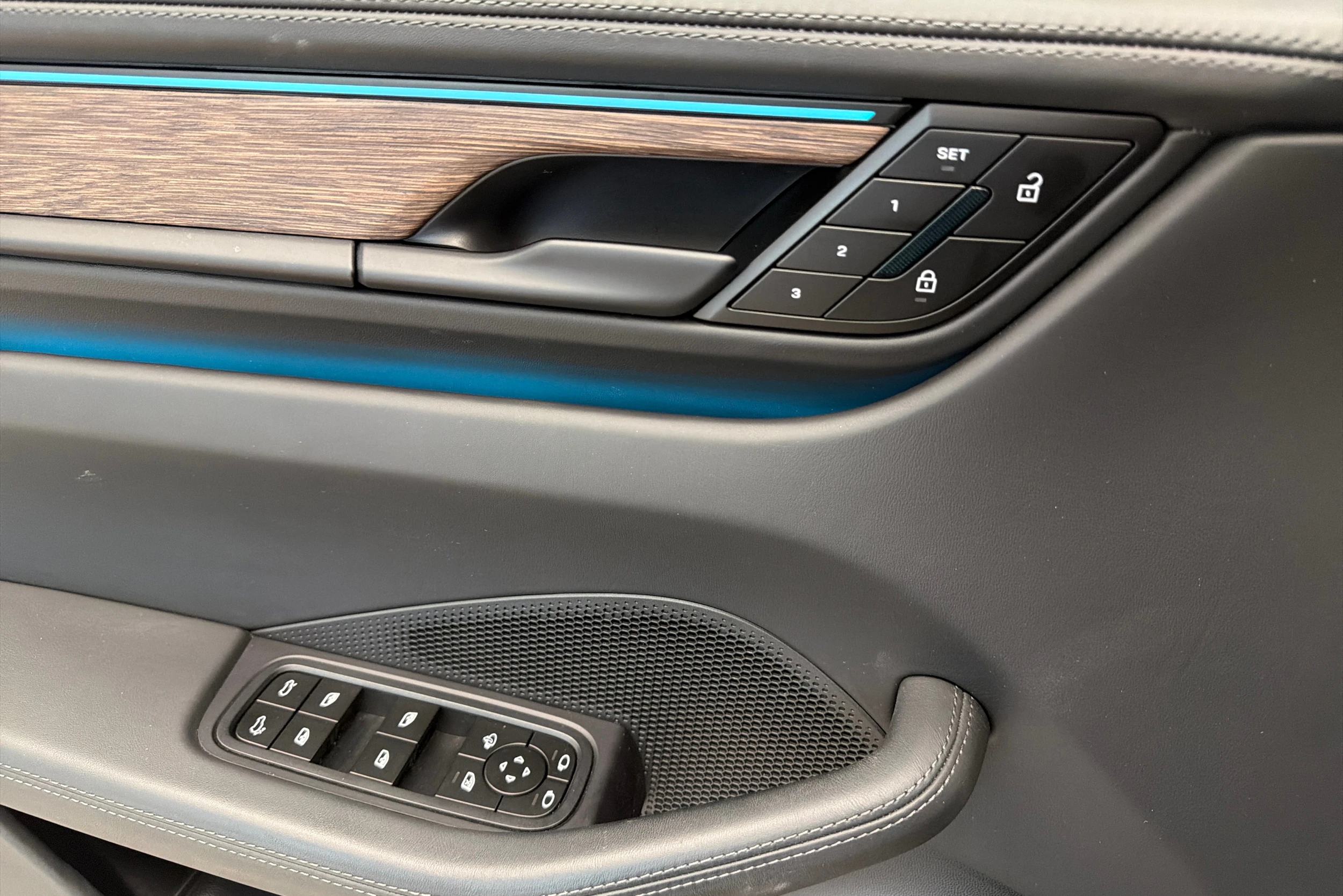 harmaa Porsche Macan 2024 kuva 27.