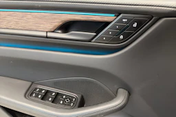 harmaa Porsche Macan 2024 kuva 27.