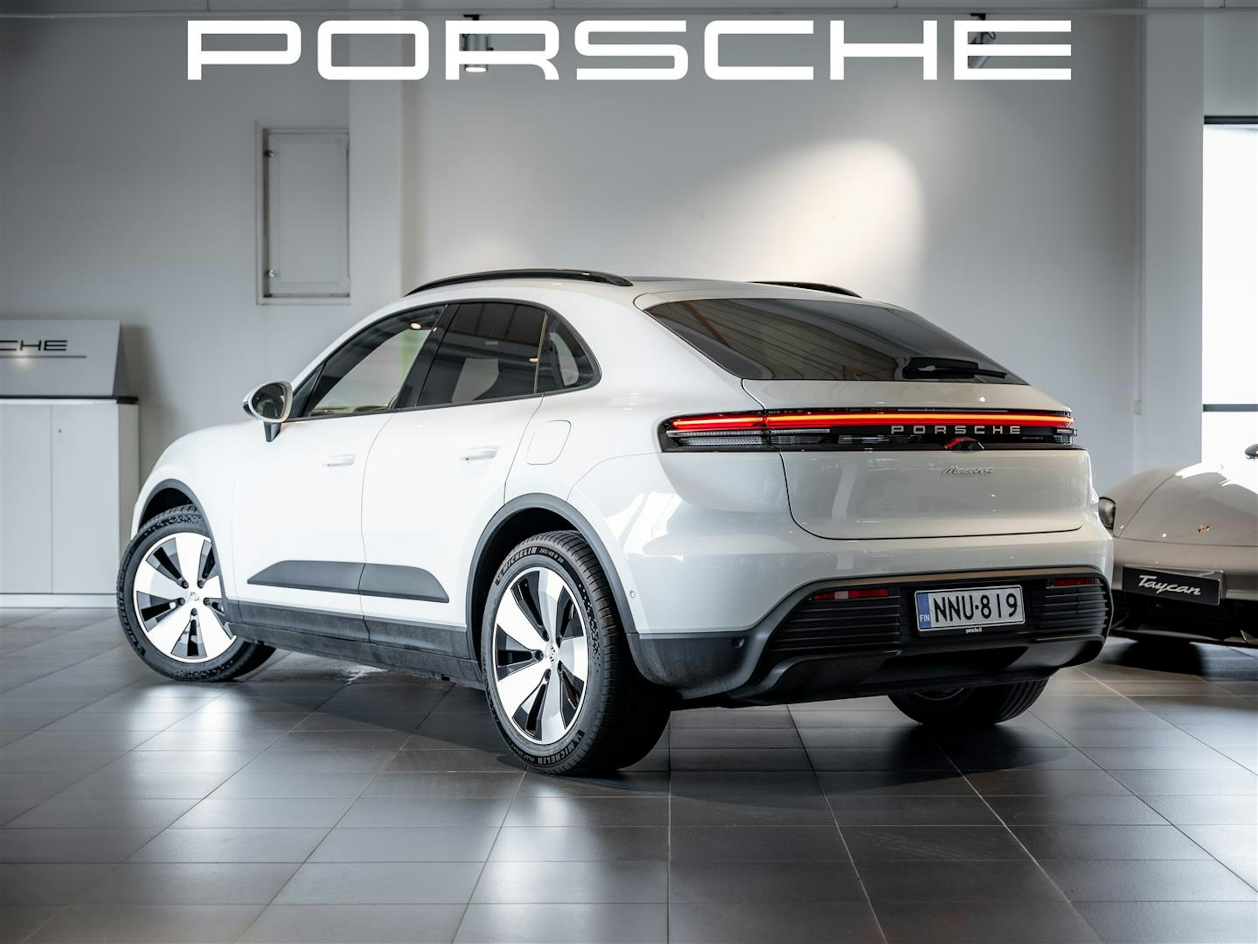 valkoinen Porsche Macan 2024 kuva 6.