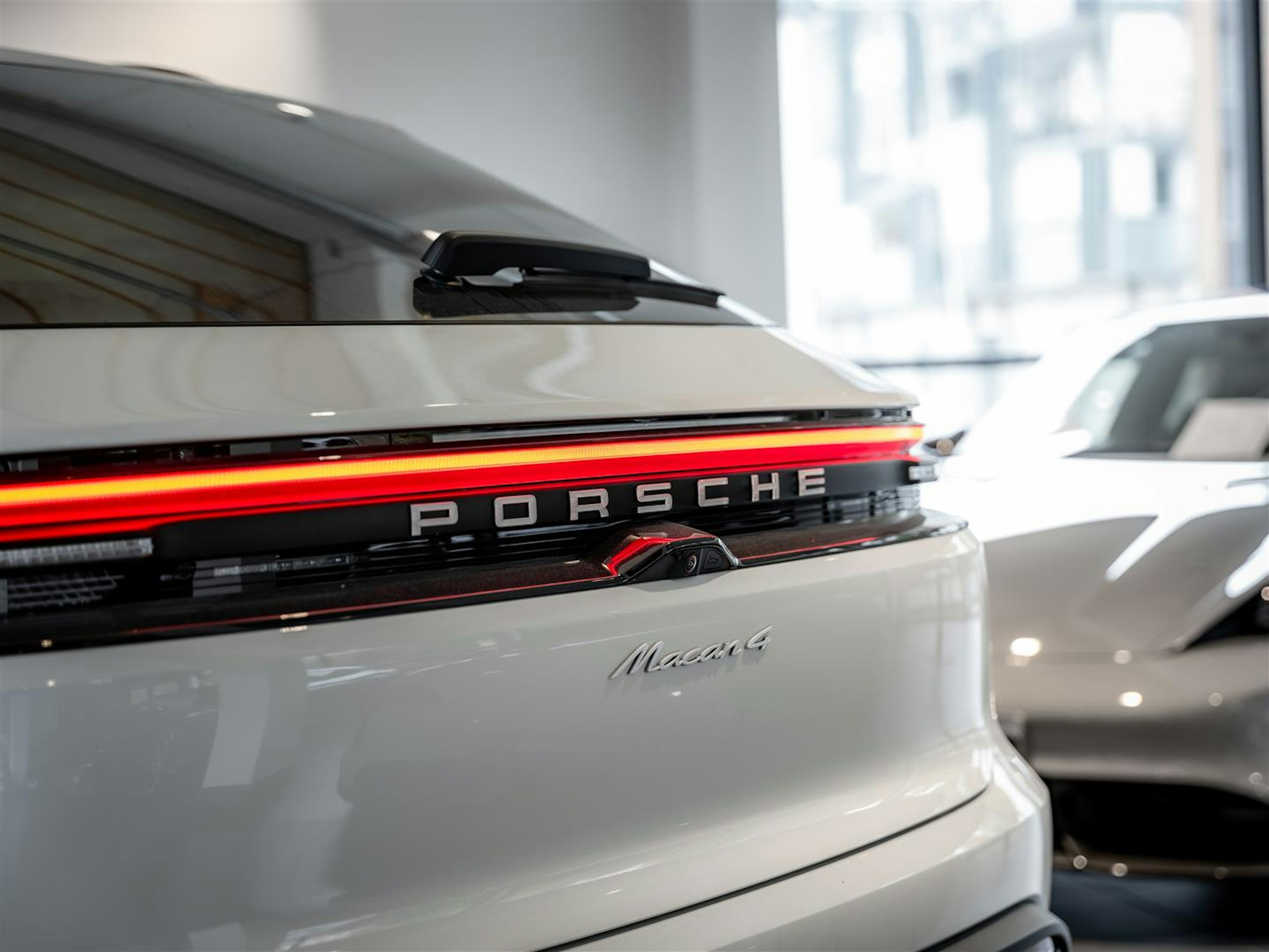 valkoinen Porsche Macan 2024 kuva 8.