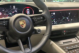 Harmaa Porsche Macan 2024 kuva 11.