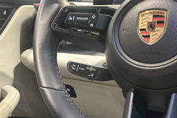 Harmaa Porsche Macan 2024 kuva 12.