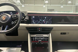 Harmaa Porsche Macan 2024 kuva 13.