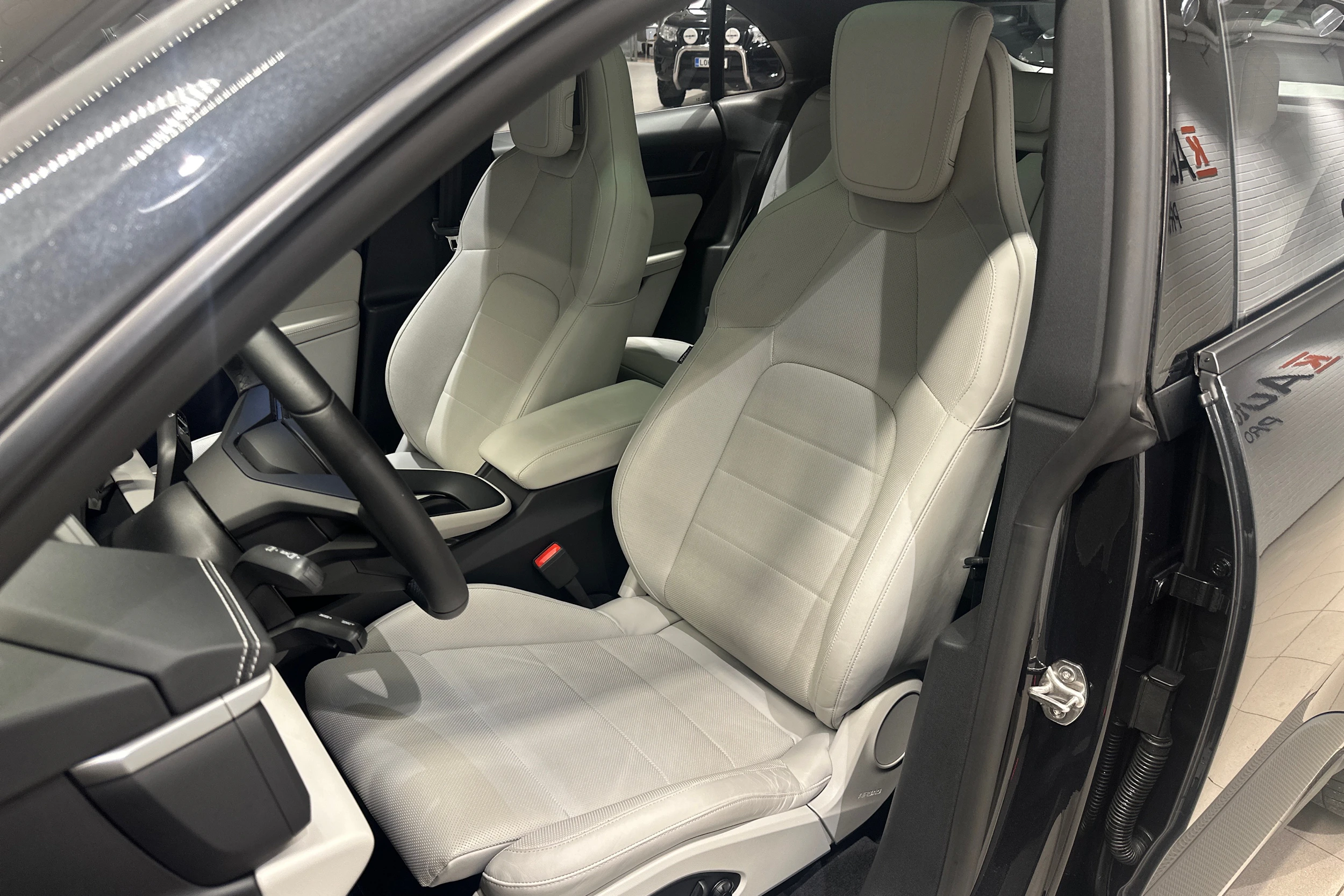 Harmaa Porsche Macan 2024 kuva 15.