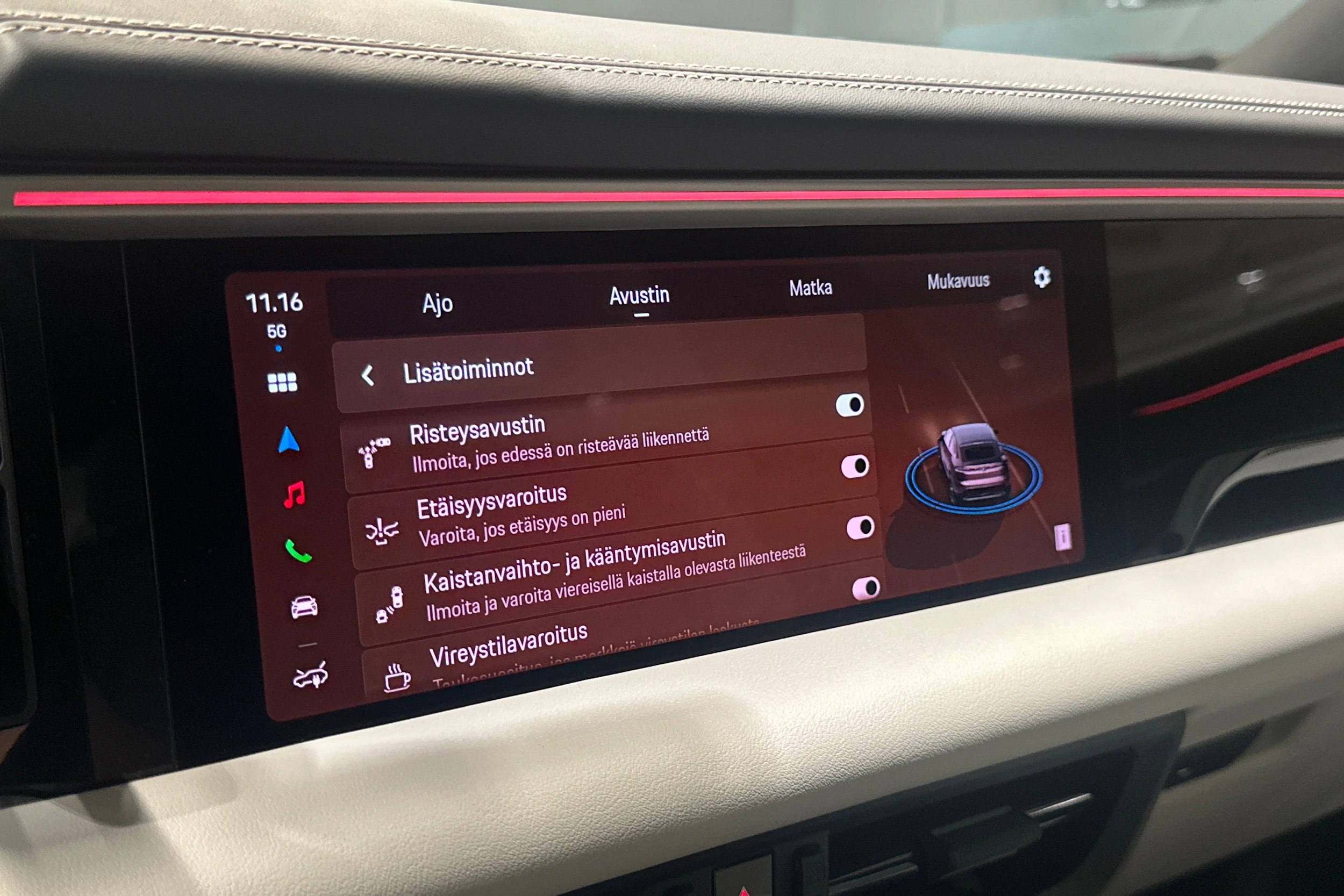 Harmaa Porsche Macan 2024 kuva 22.