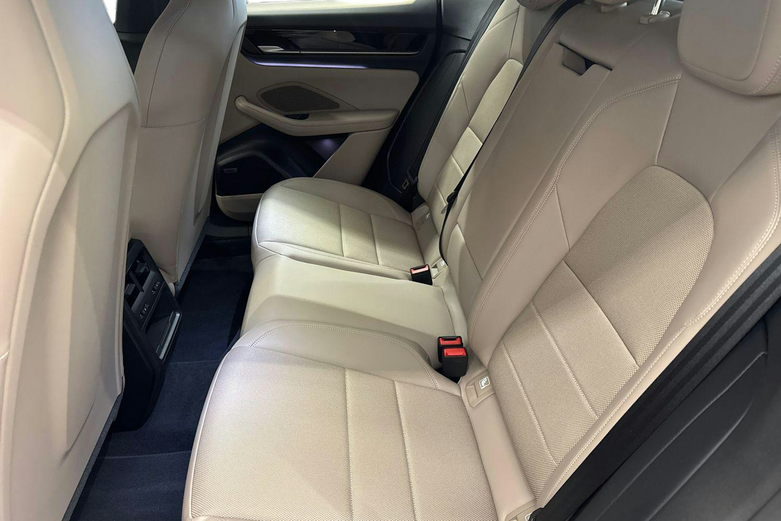 Harmaa Porsche Macan 2024 kuva 8.