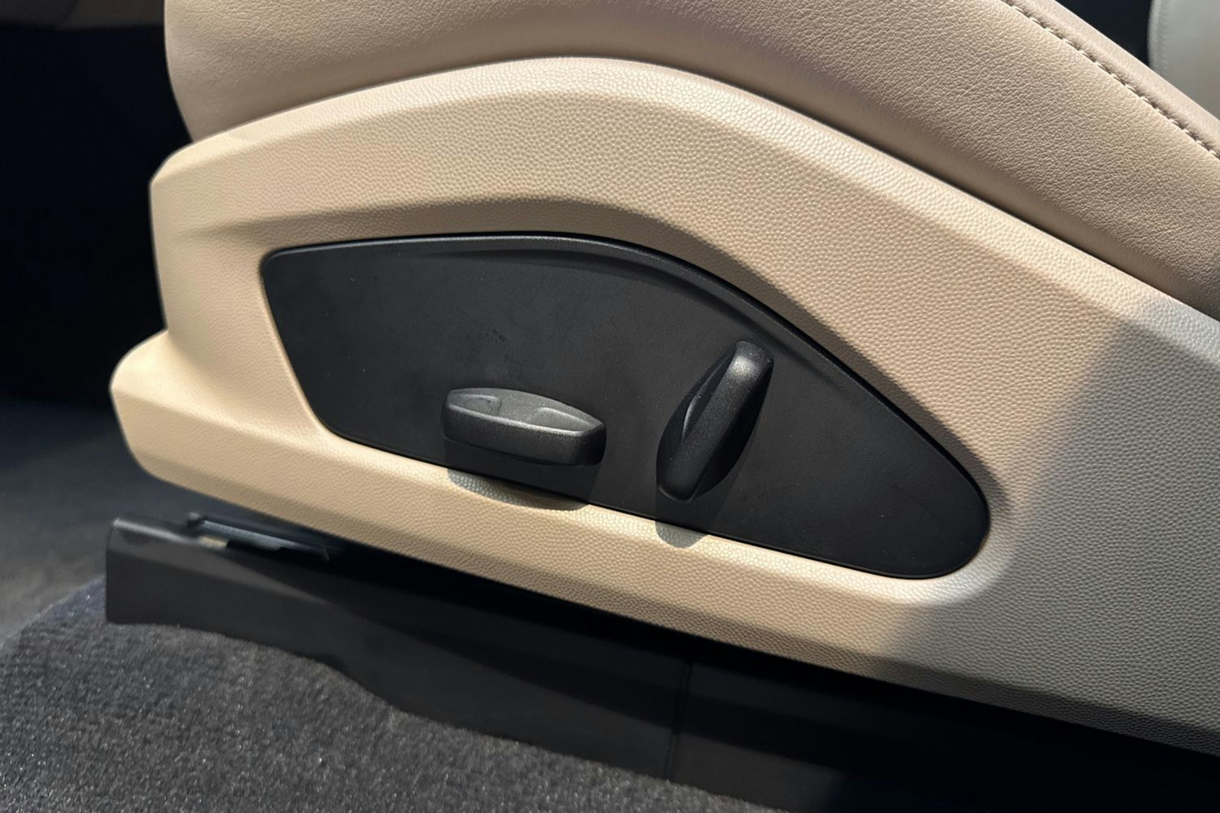 Harmaa Porsche Macan 2024 kuva 10.