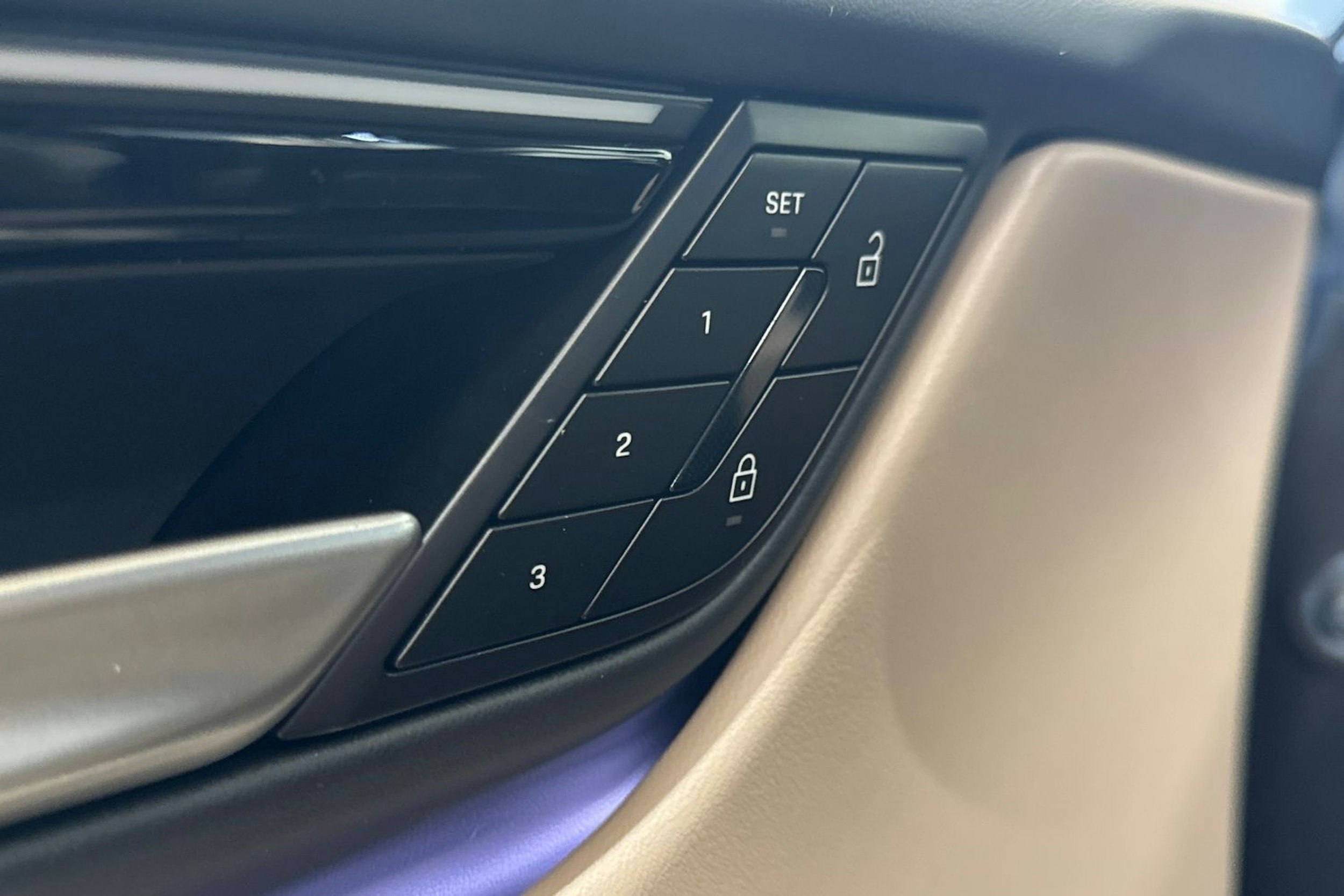 Harmaa Porsche Macan 2024 kuva 11.