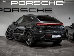 Harmaa Porsche Macan 2024 kuva 2.