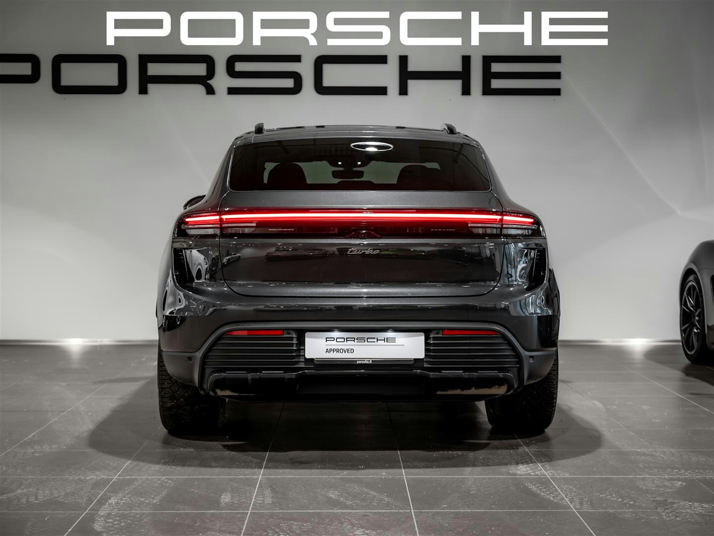 Harmaa Porsche Macan 2024 kuva 3.