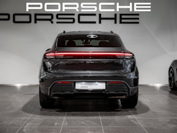 Harmaa Porsche Macan 2024 kuva 3.