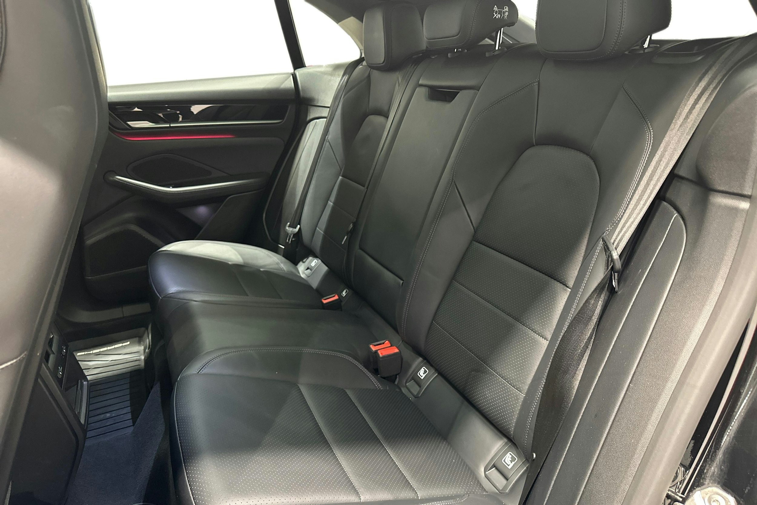 Musta Porsche Macan 2024 kuva 8.