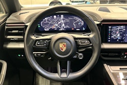 Musta Porsche Macan 2024 kuva 10.