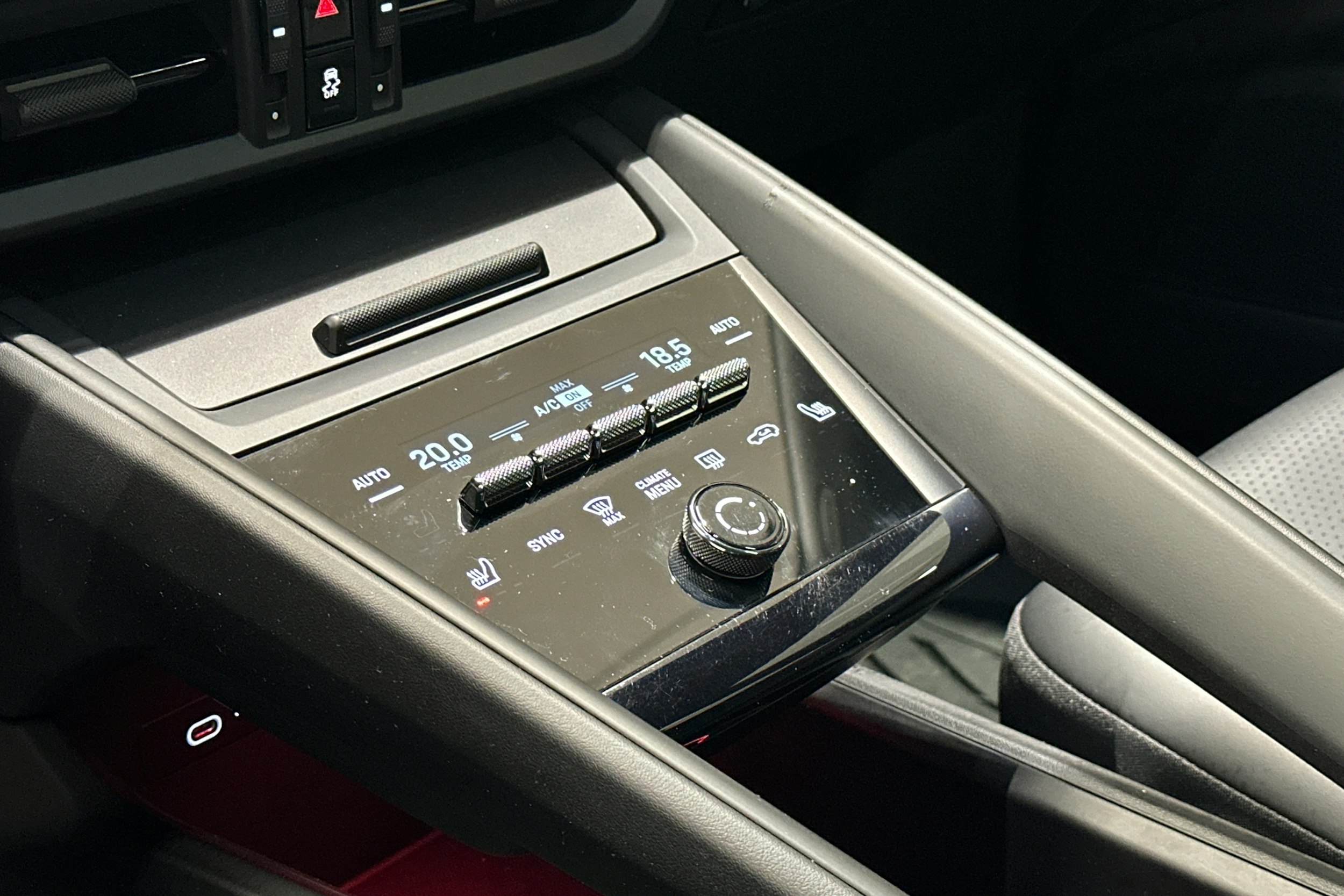 Musta Porsche Macan 2024 kuva 15.