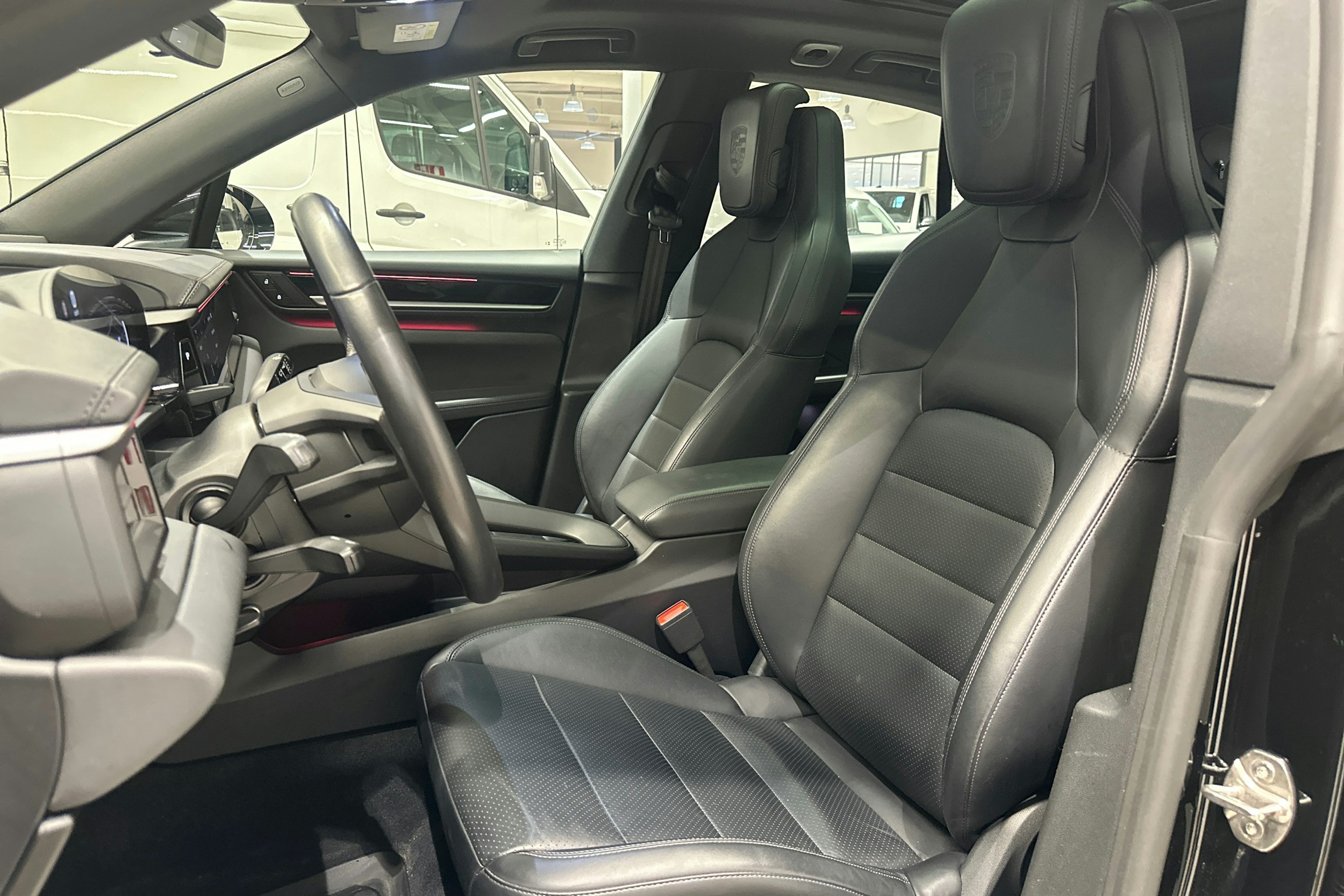 Musta Porsche Macan 2024 kuva 17.