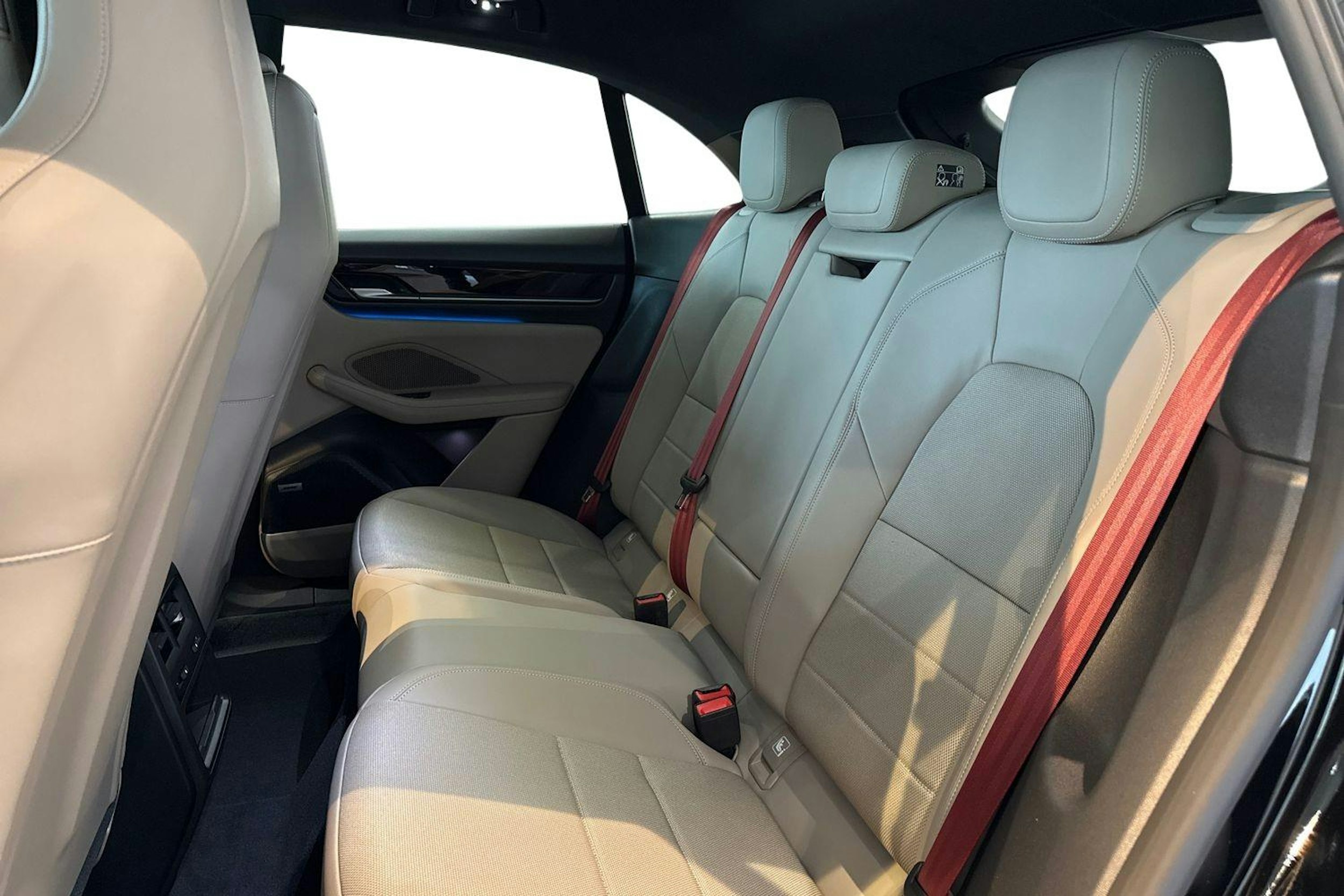 musta Porsche Macan 2024 kuva 8.