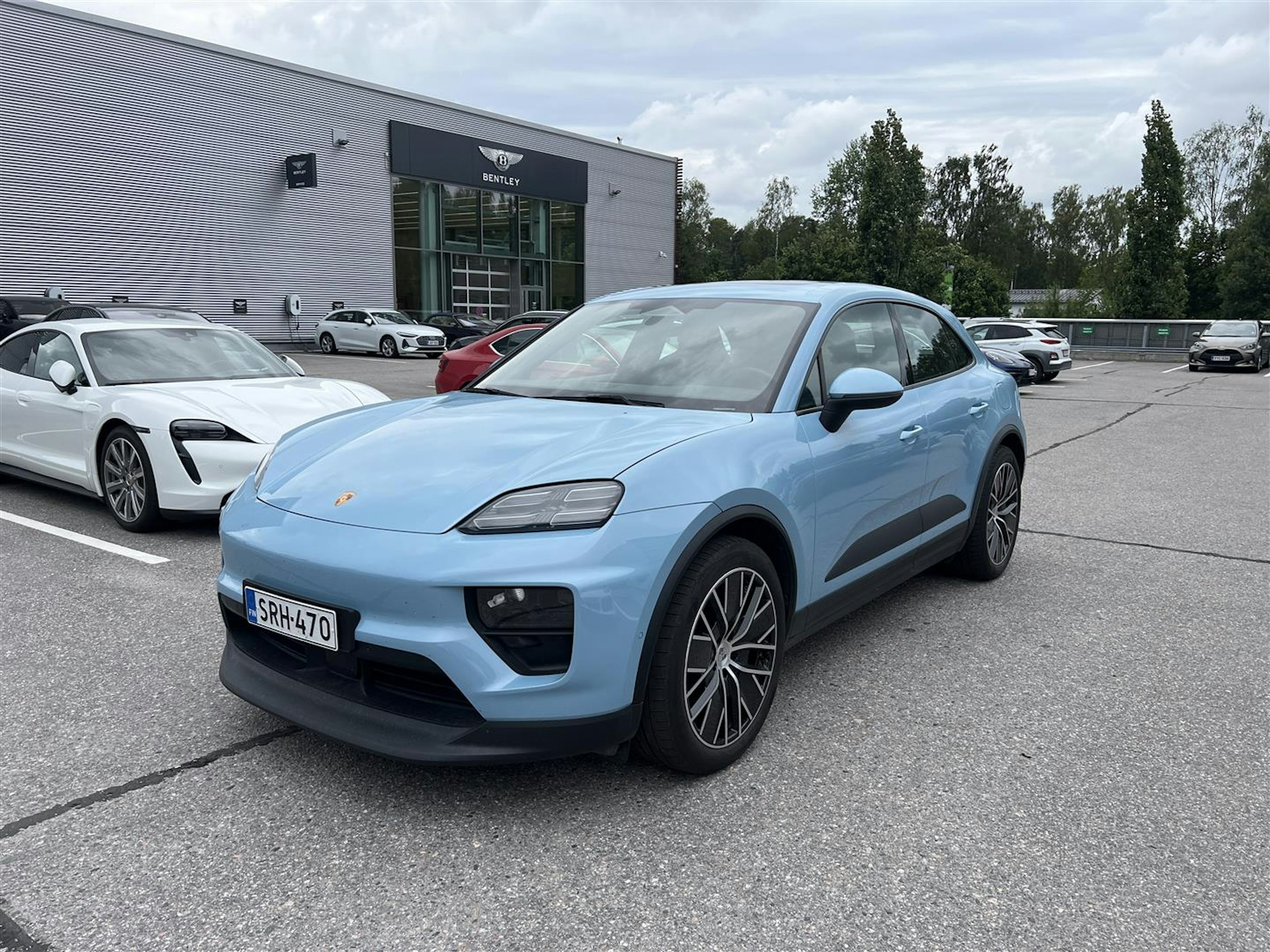 Sininen Porsche Macan 2024 kuva 1.