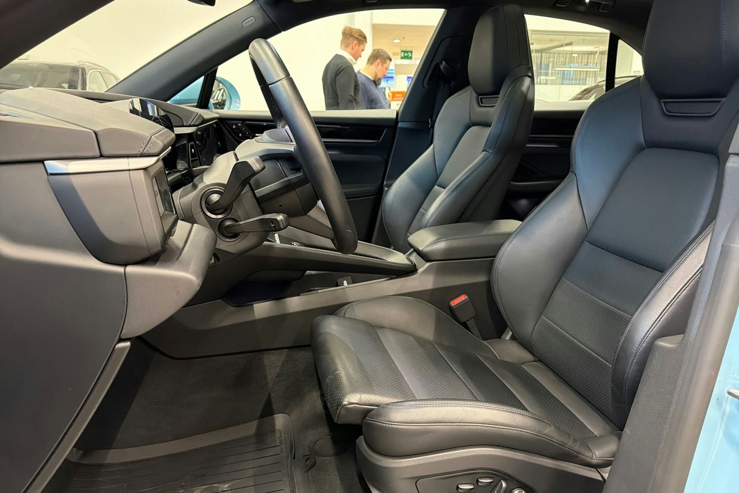 Sininen Porsche Macan 2024 kuva 10.