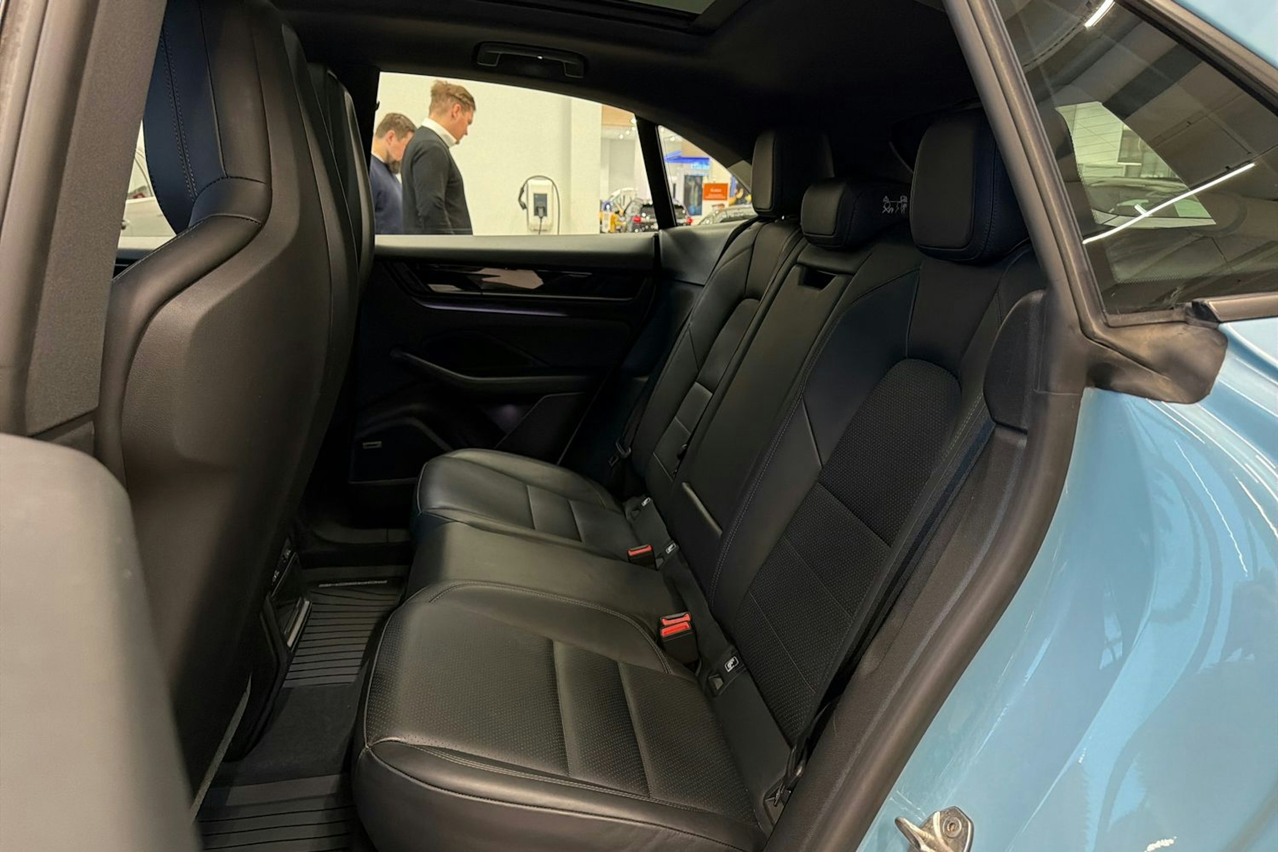 Sininen Porsche Macan 2024 kuva 11.