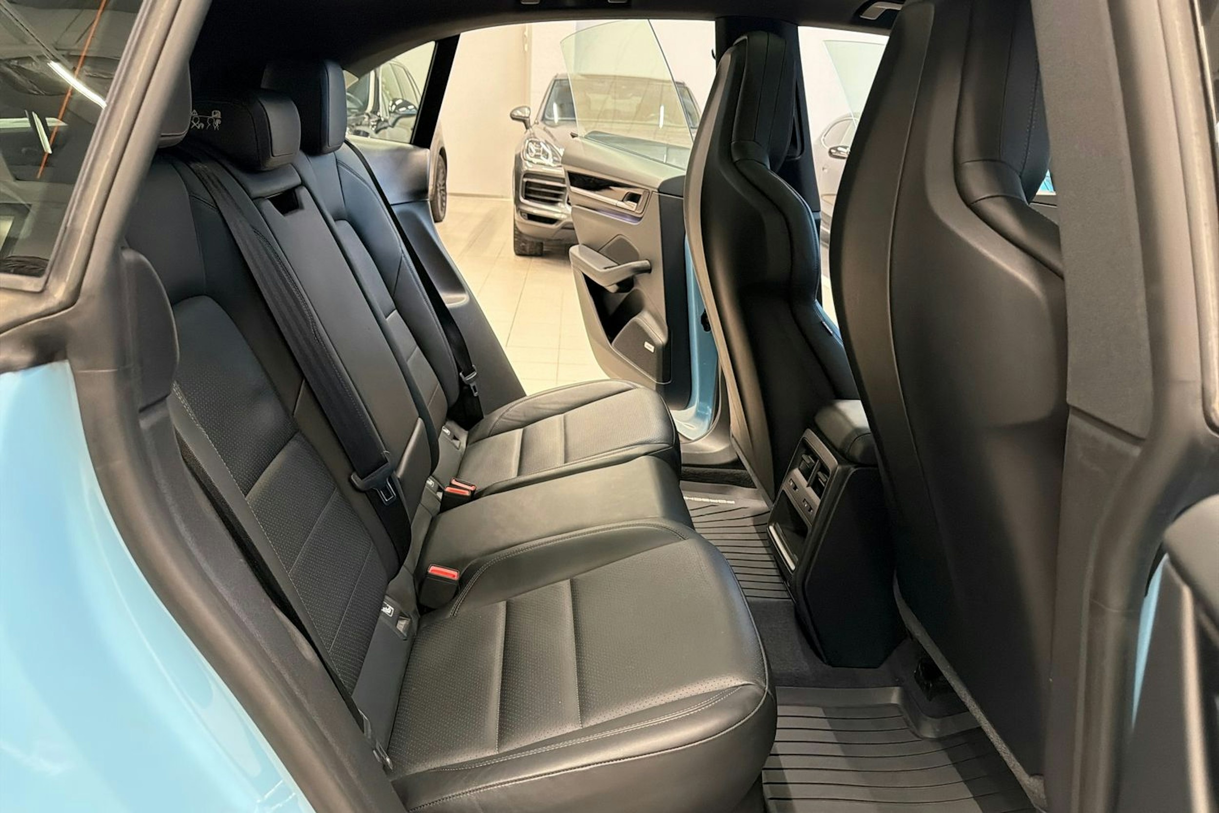 Sininen Porsche Macan 2024 kuva 13.