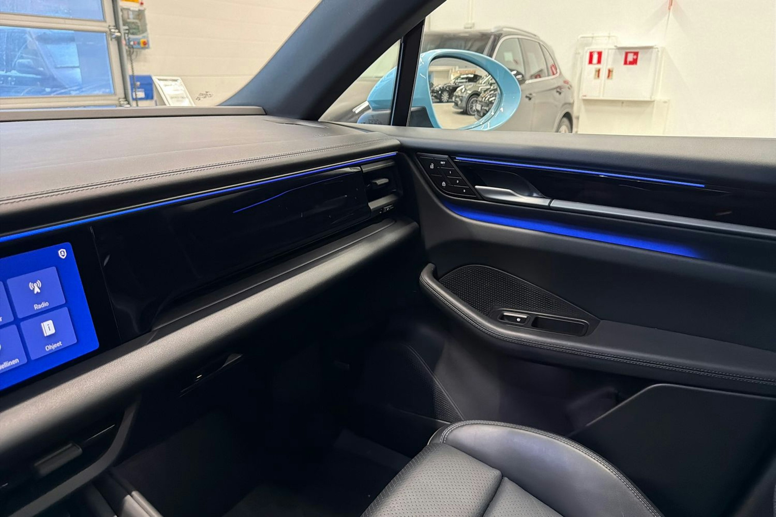 Sininen Porsche Macan 2024 kuva 21.