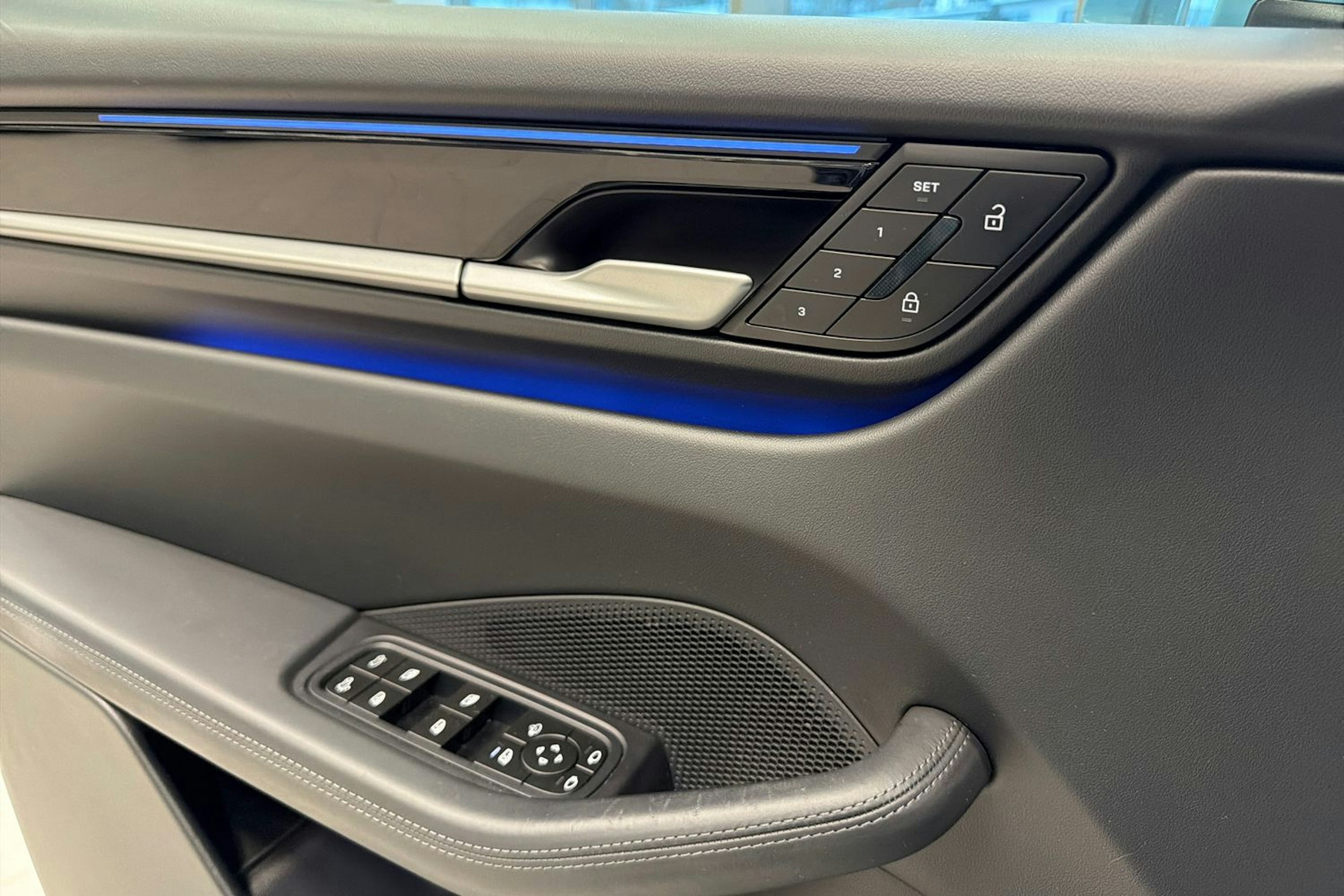 Sininen Porsche Macan 2024 kuva 22.