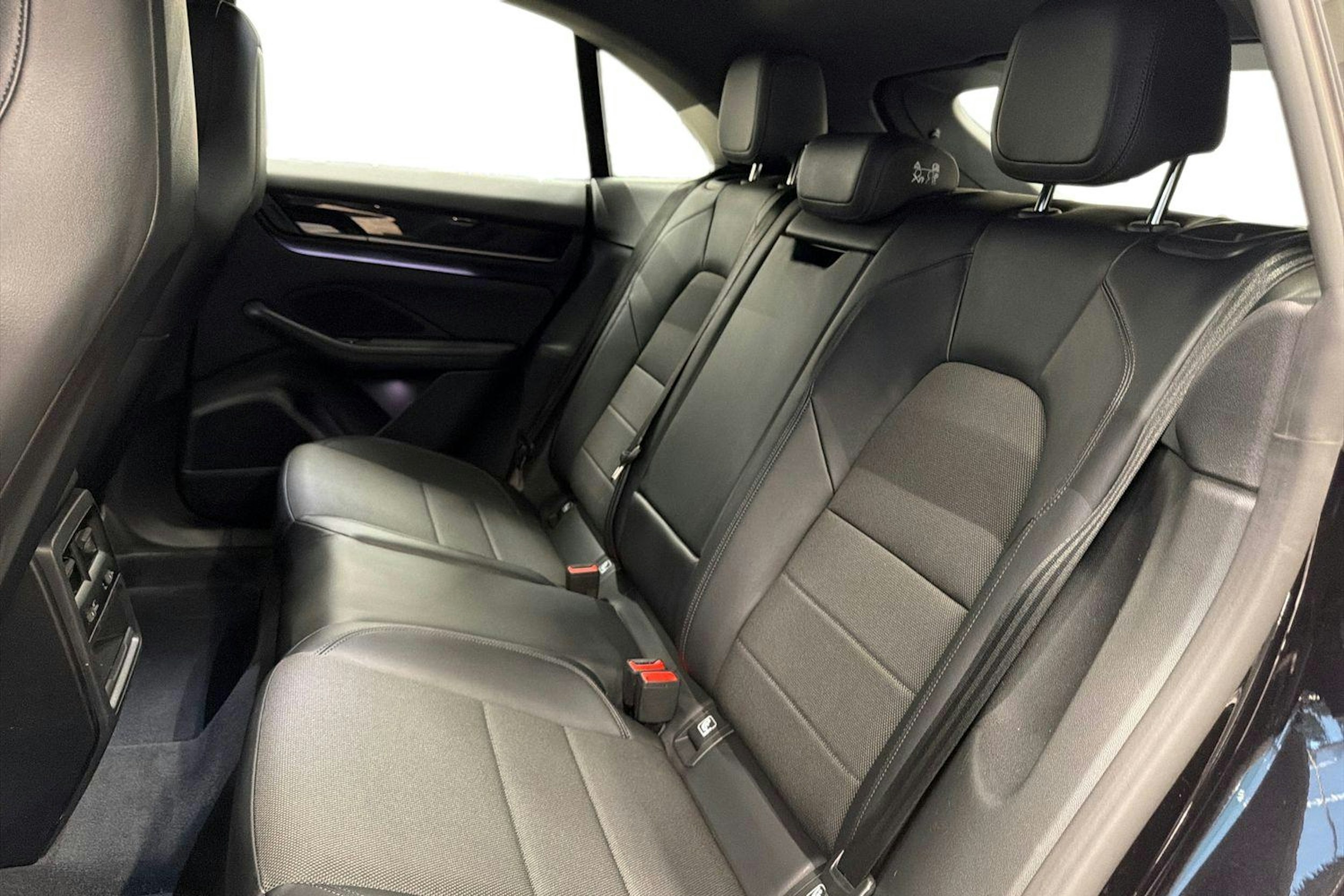 Musta Porsche Macan 2024 kuva 7.