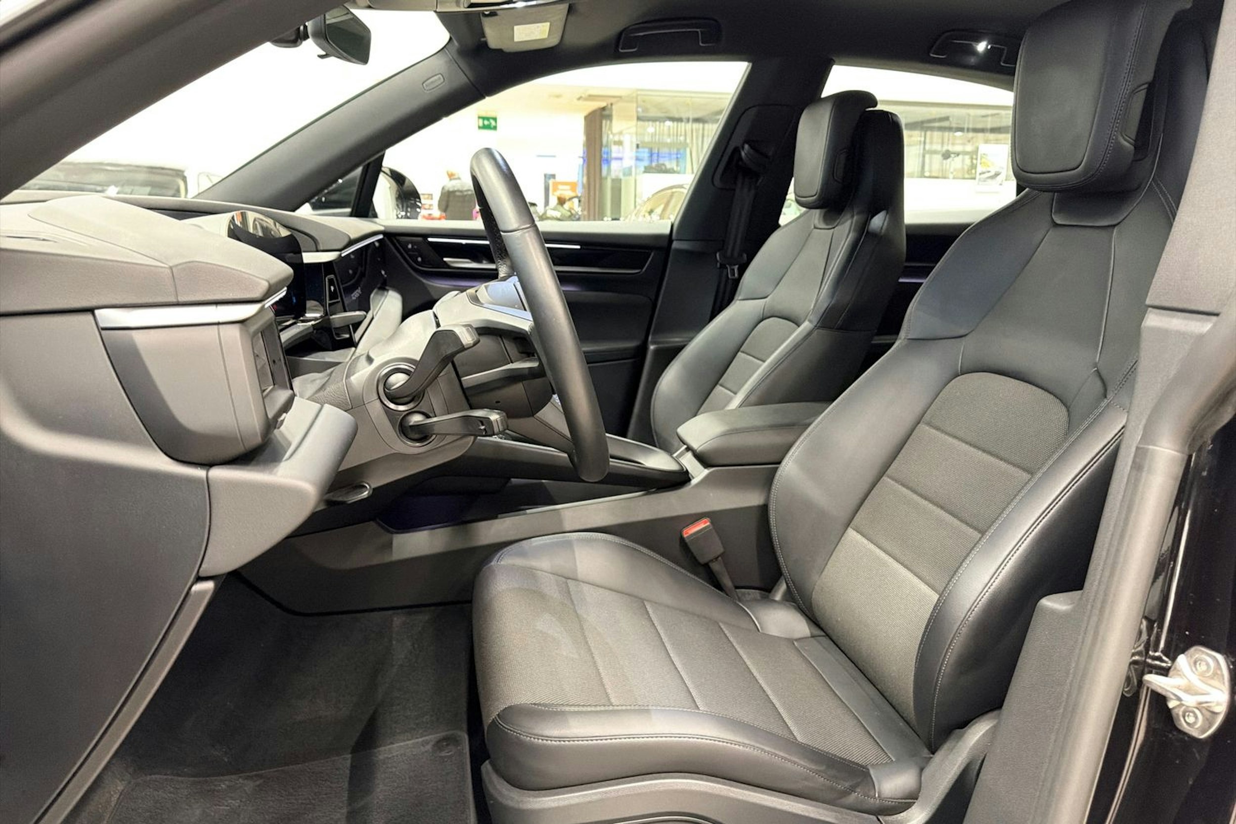 Musta Porsche Macan 2024 kuva 12.