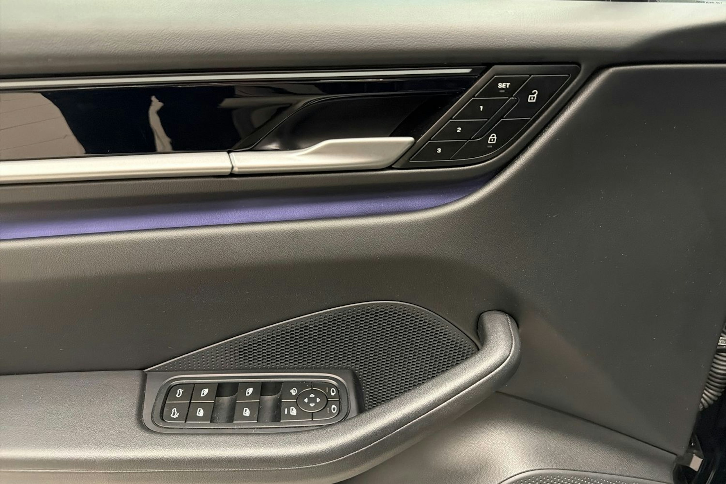 Musta Porsche Macan 2024 kuva 13.