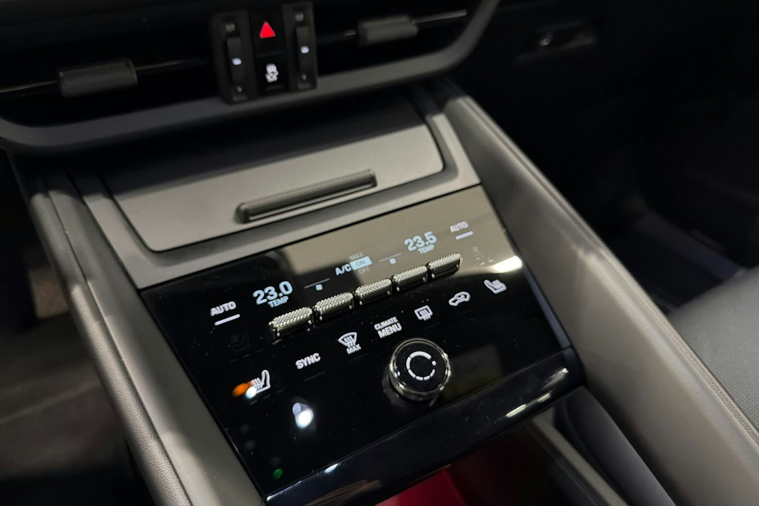 Musta Porsche Macan 2024 kuva 16.