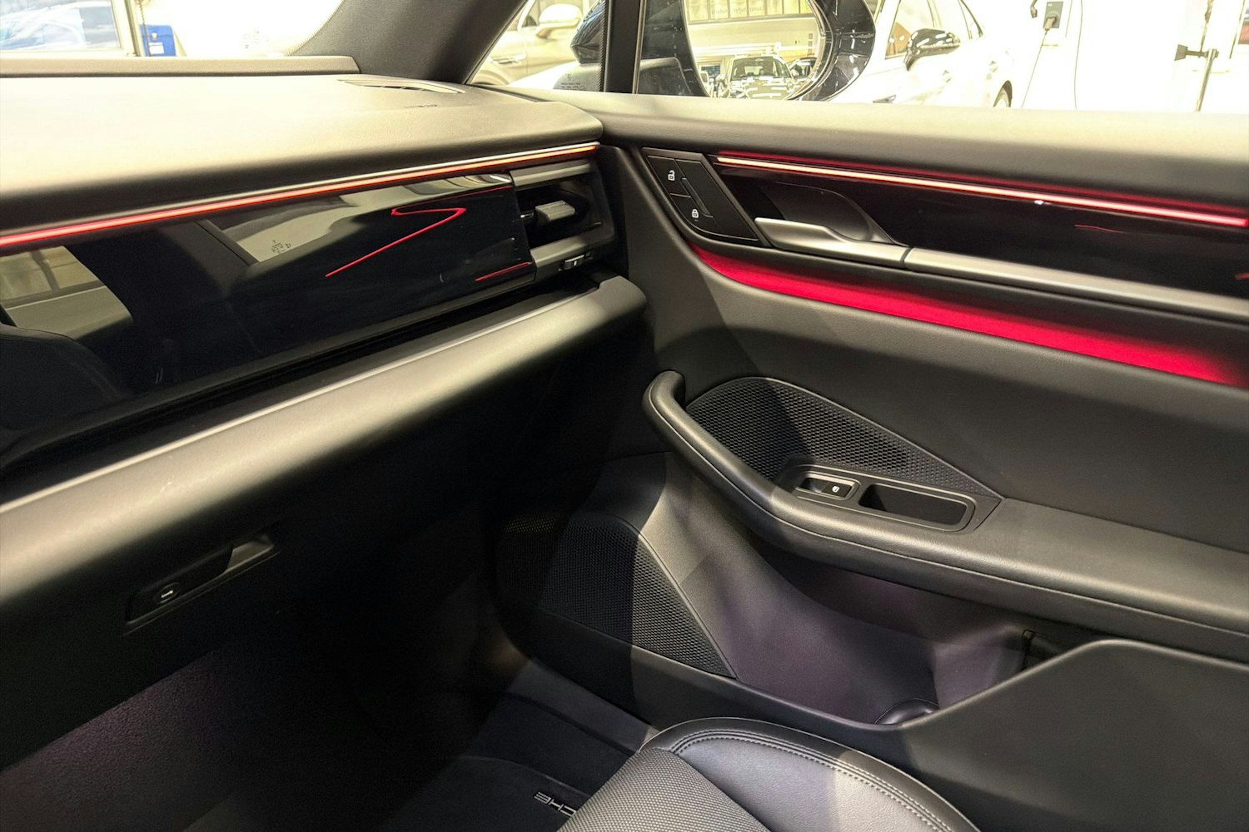 Musta Porsche Macan 2024 kuva 18.