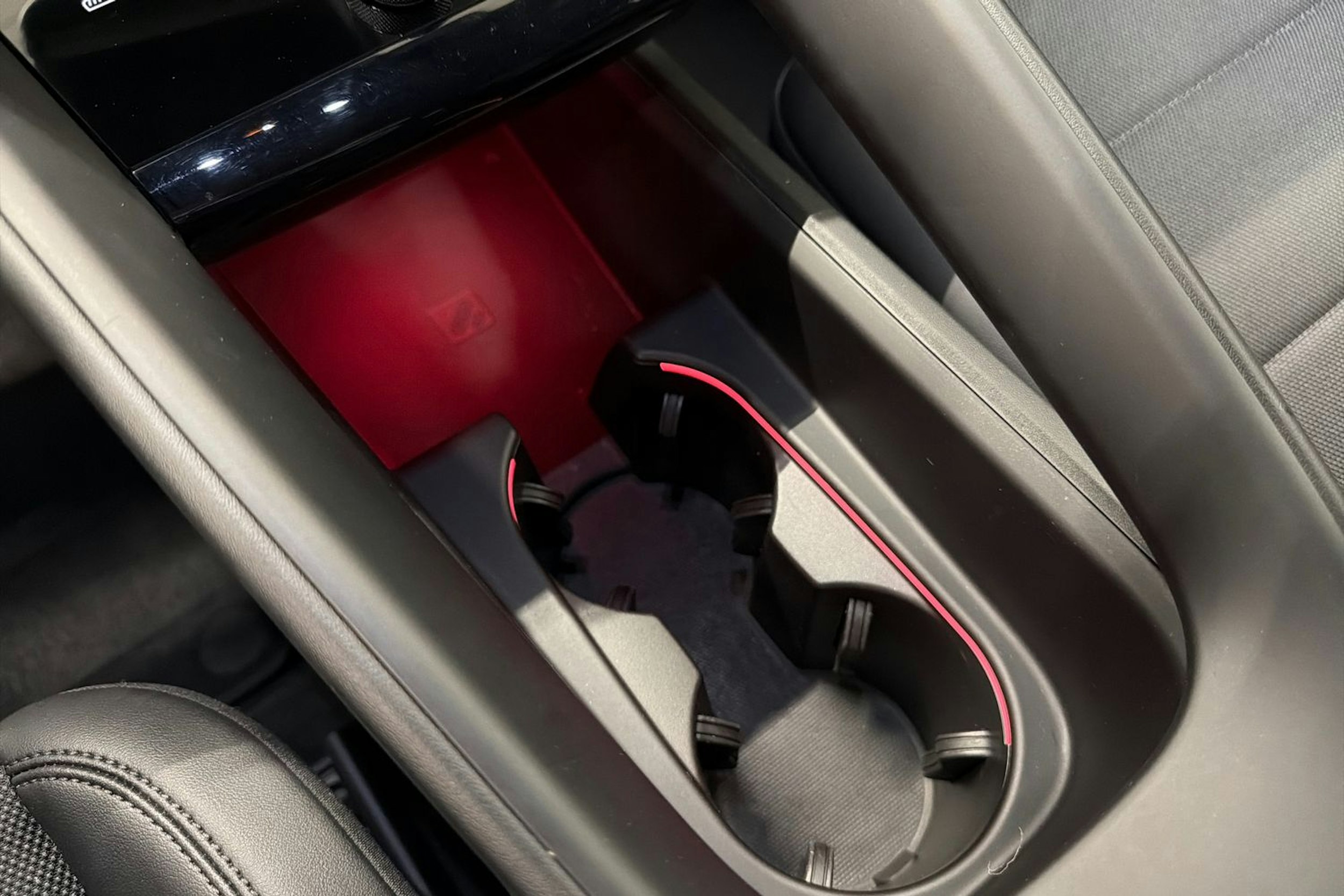 Musta Porsche Macan 2024 kuva 19.