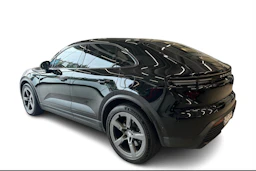 musta Porsche Macan 2024 kuva 2.