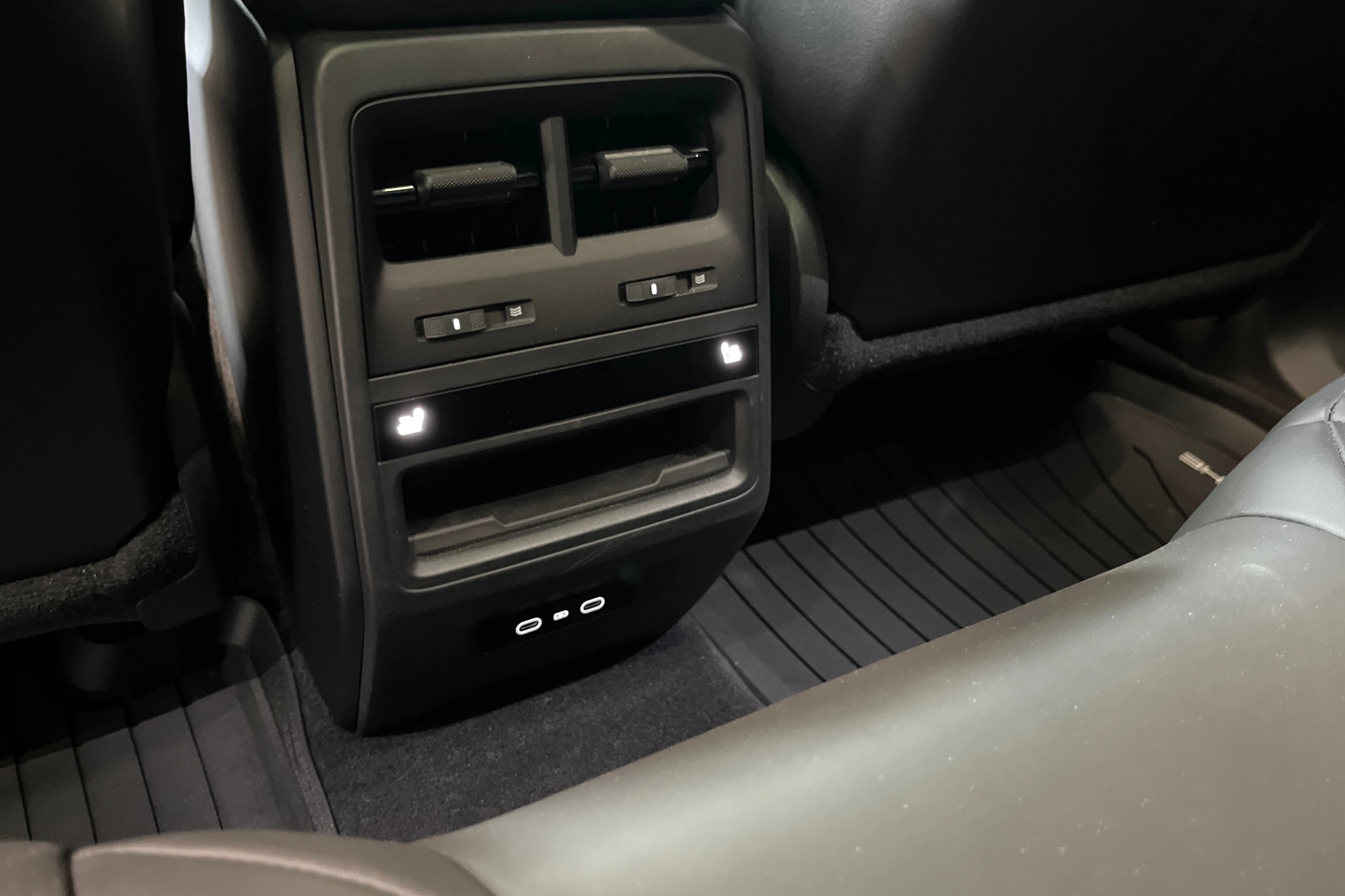 musta Porsche Macan 2024 kuva 10.