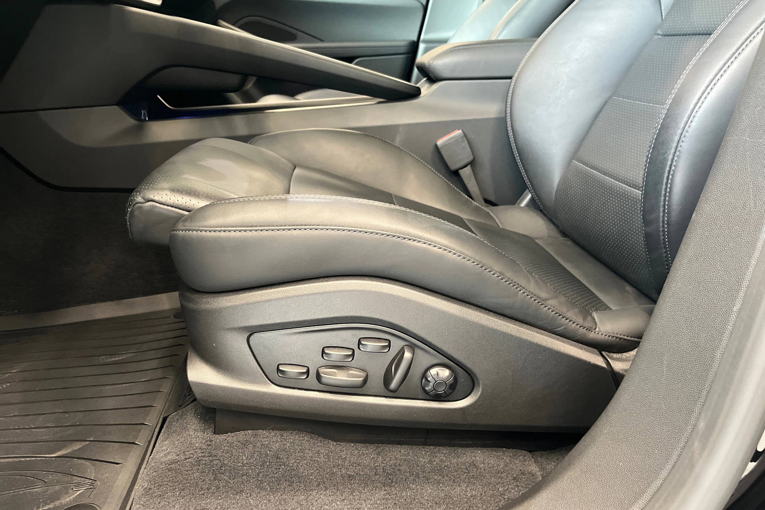 musta Porsche Macan 2024 kuva 11.
