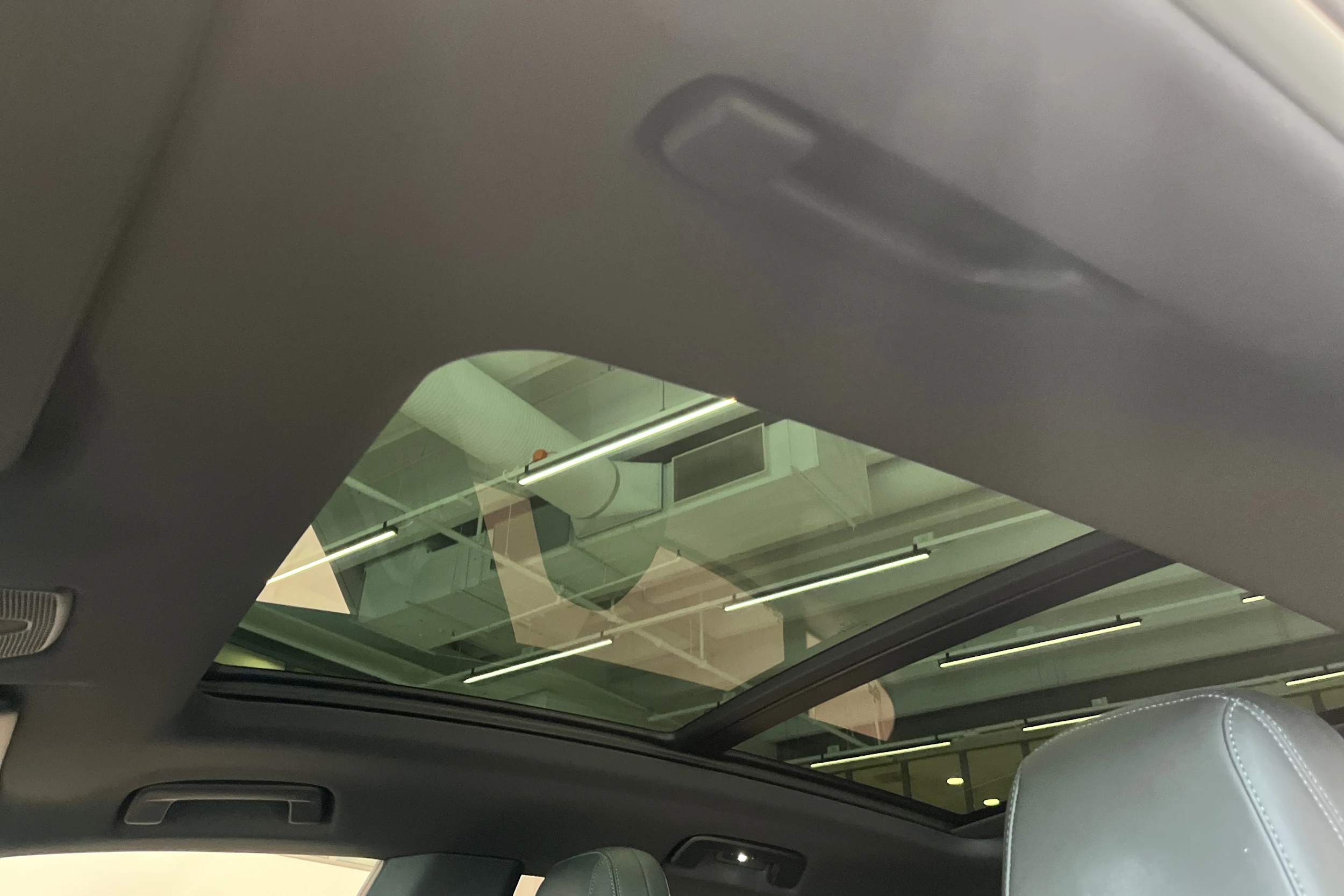 musta Porsche Macan 2024 kuva 12.